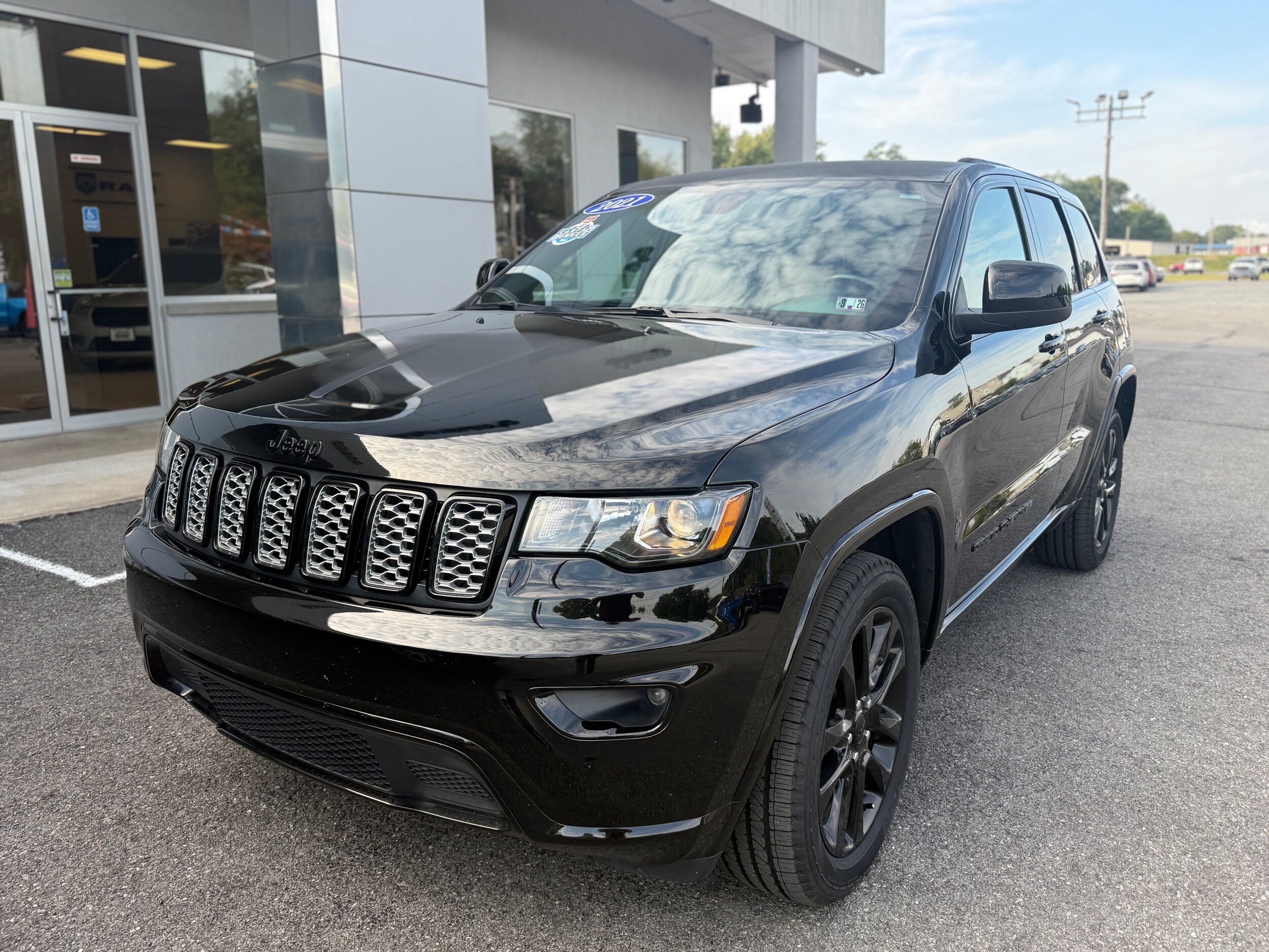2021 Jeep Grand Cherokee Laredo photo 2