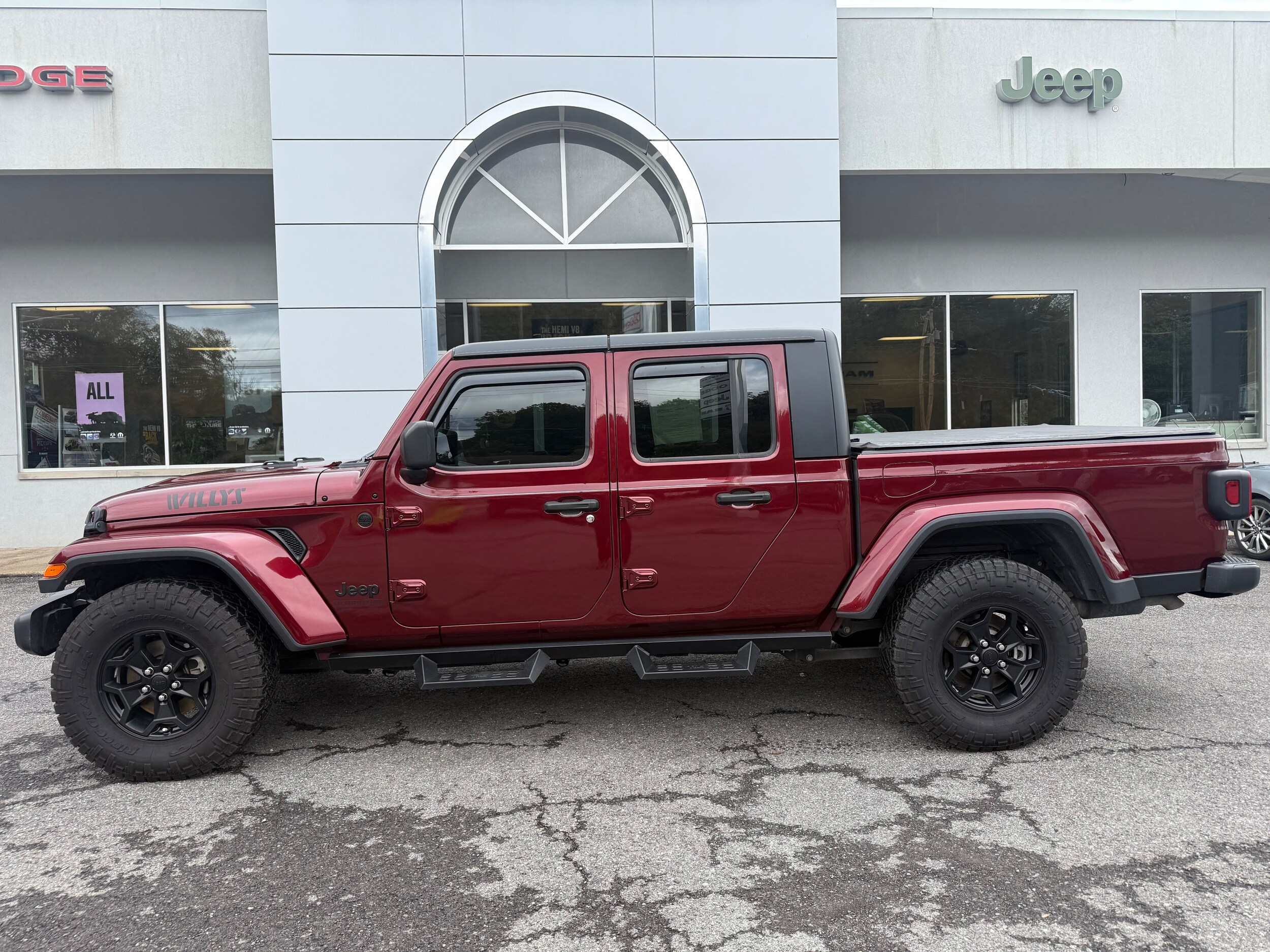 2021 Jeep Gladiator Sport photo 2
