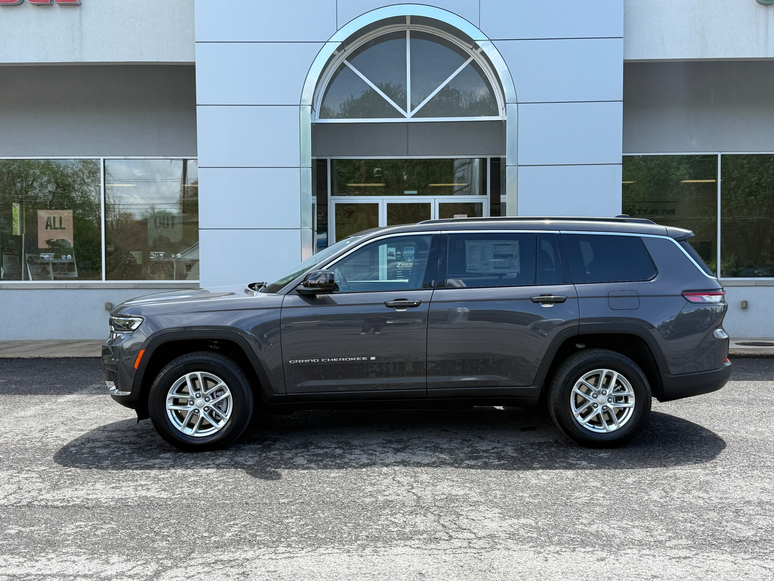 2025 Jeep Grand Cherokee Laredo photo 2