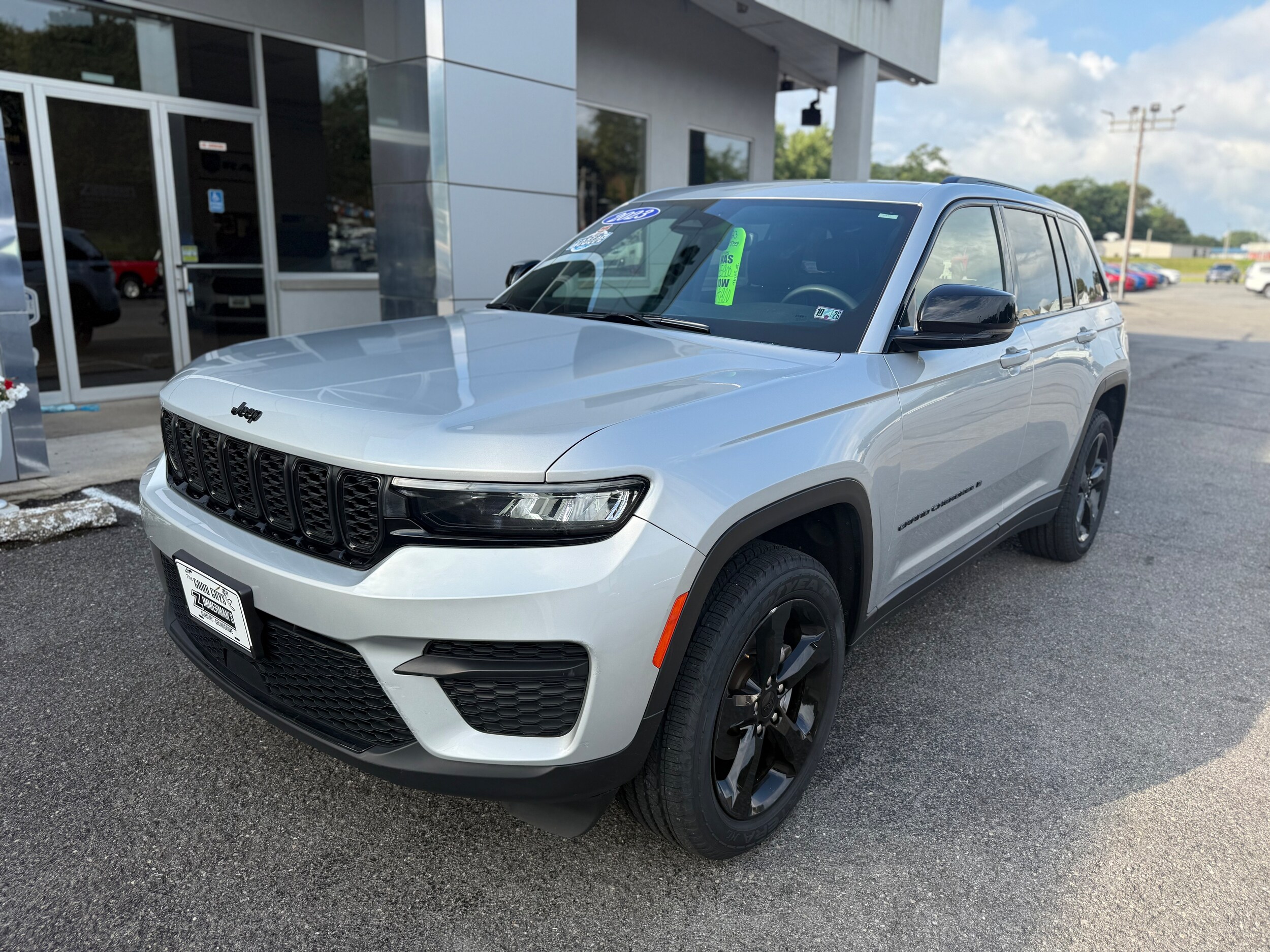 2023 Jeep Grand Cherokee Laredo photo 3
