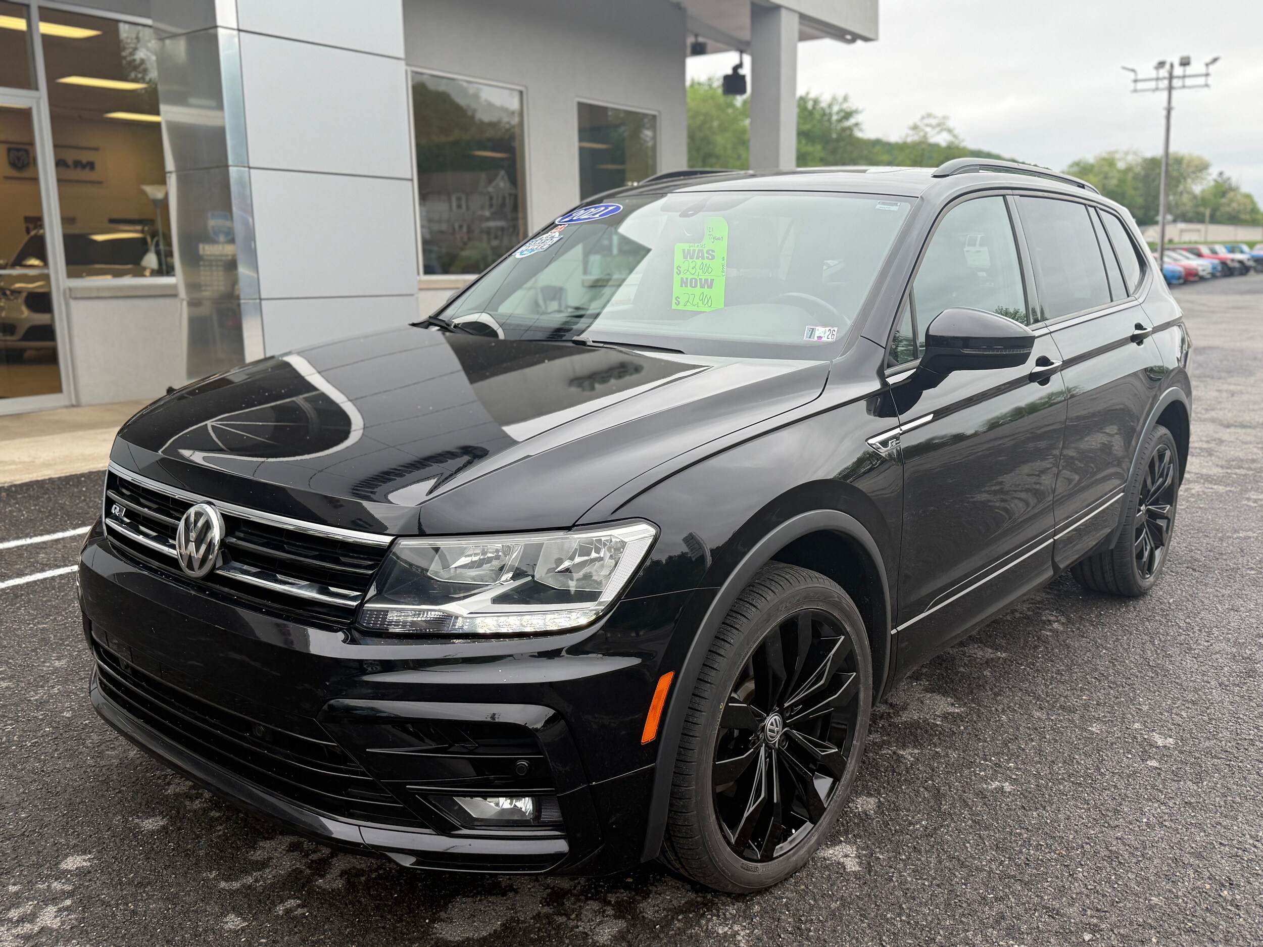 2021 Volkswagen Tiguan SE R-Line photo 3