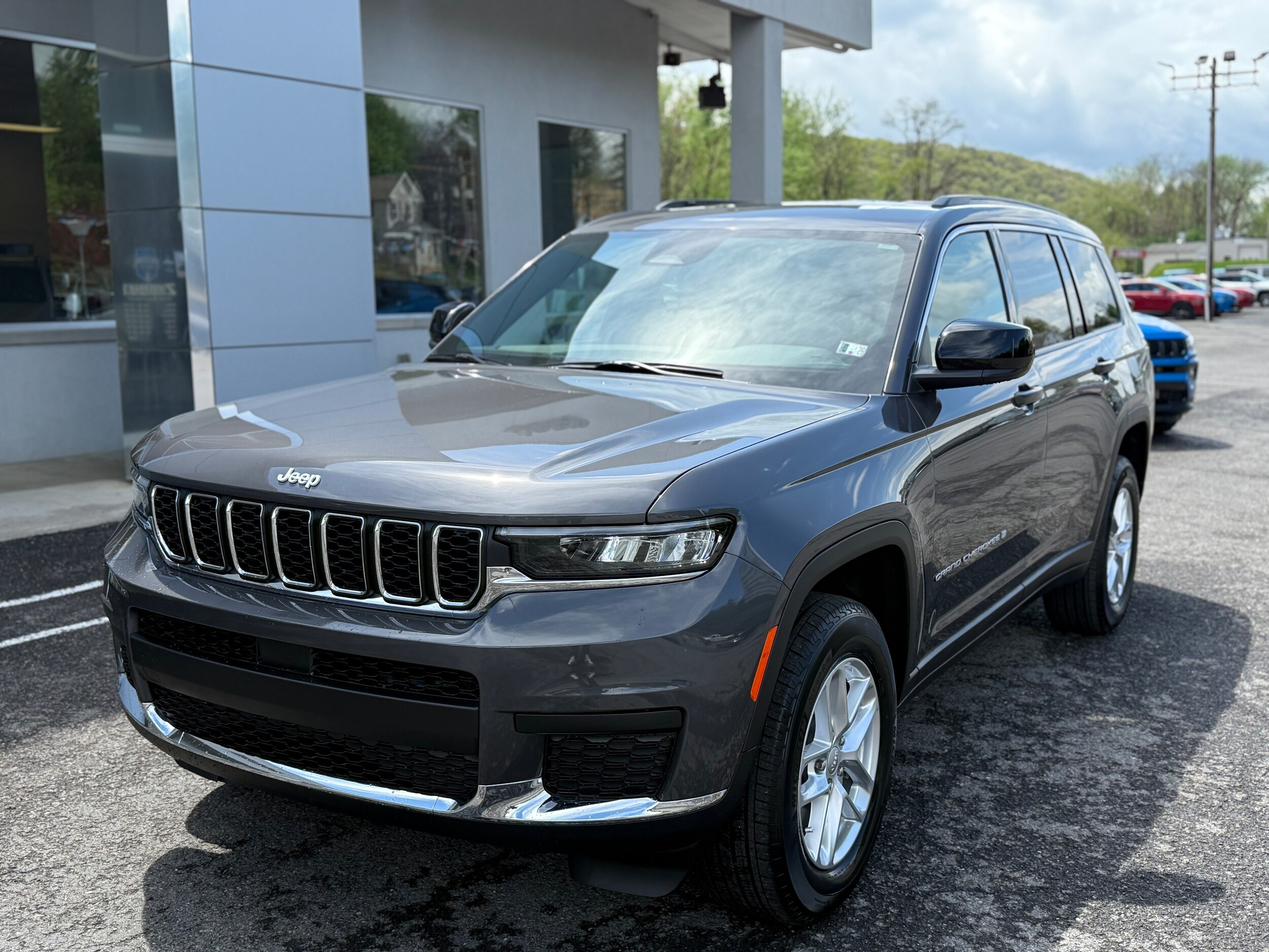 2025 Jeep Grand Cherokee Laredo photo 3