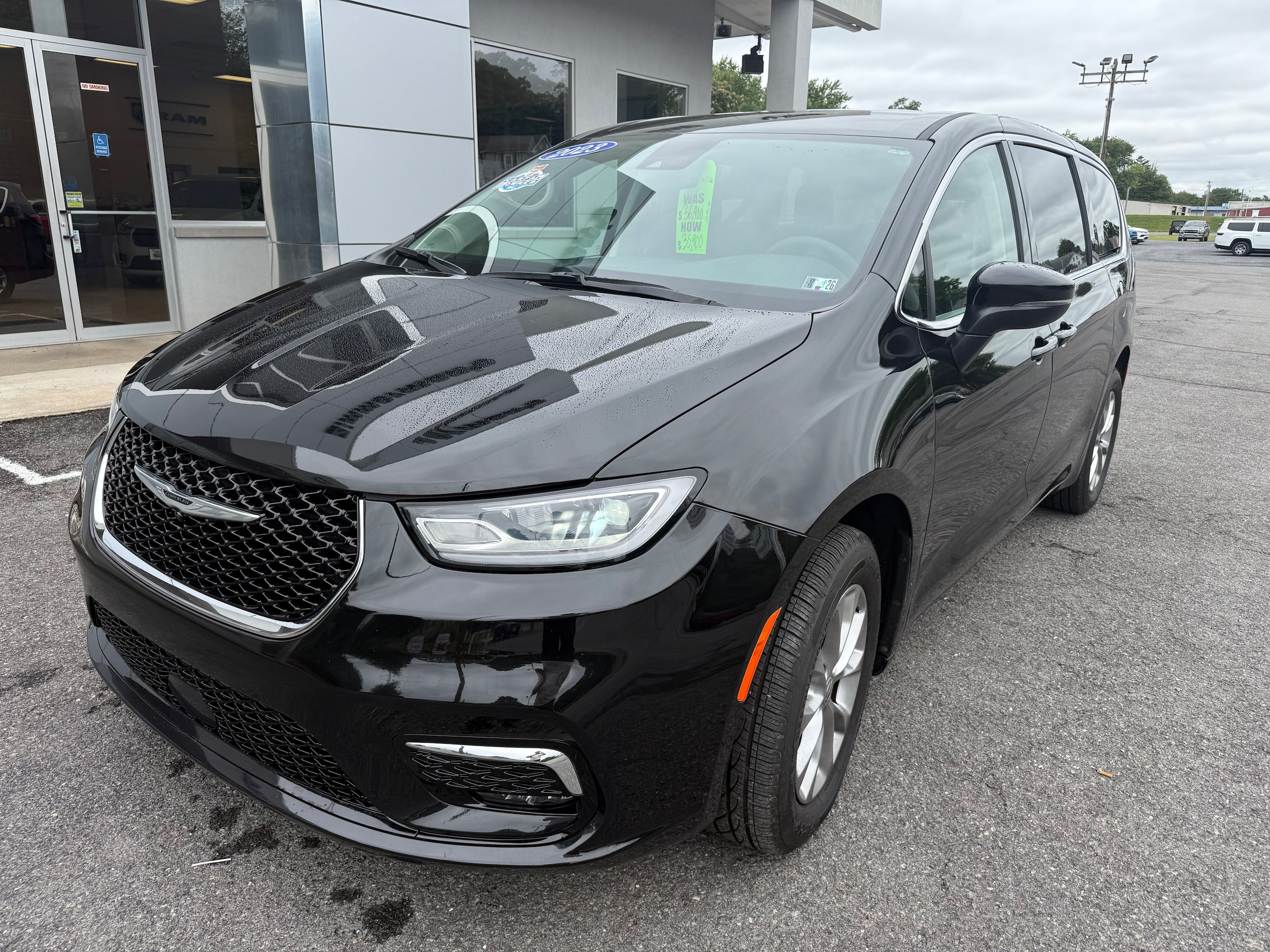 2023 Chrysler Pacifica Touring L photo 3