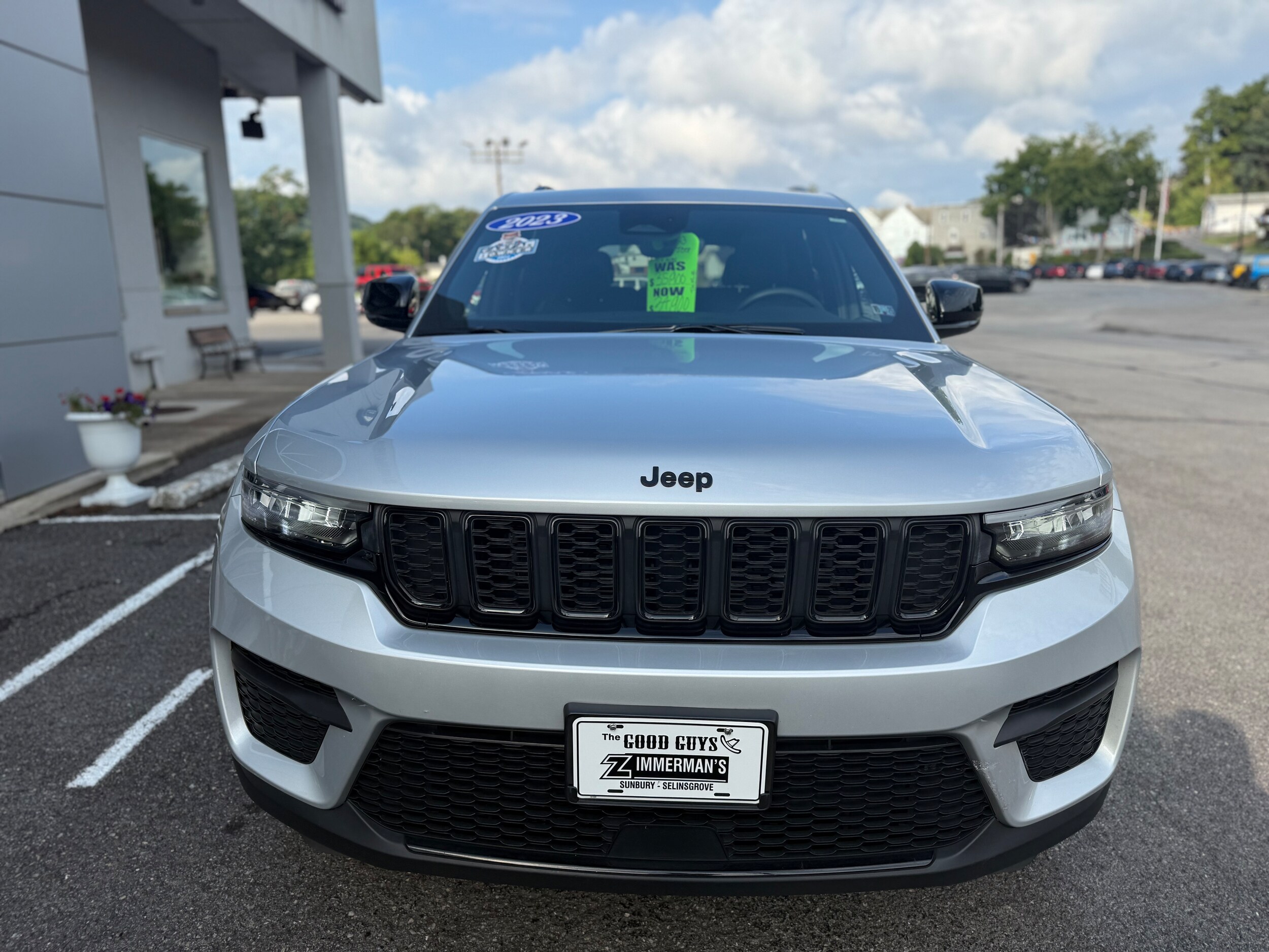 2023 Jeep Grand Cherokee Laredo photo 4