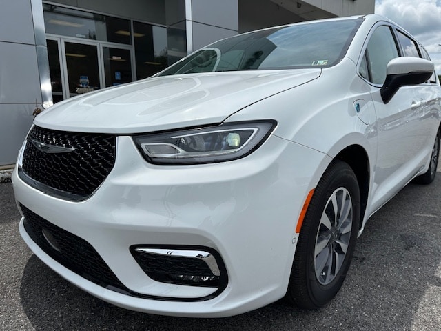 2023 Chrysler Pacifica Touring L photo 2