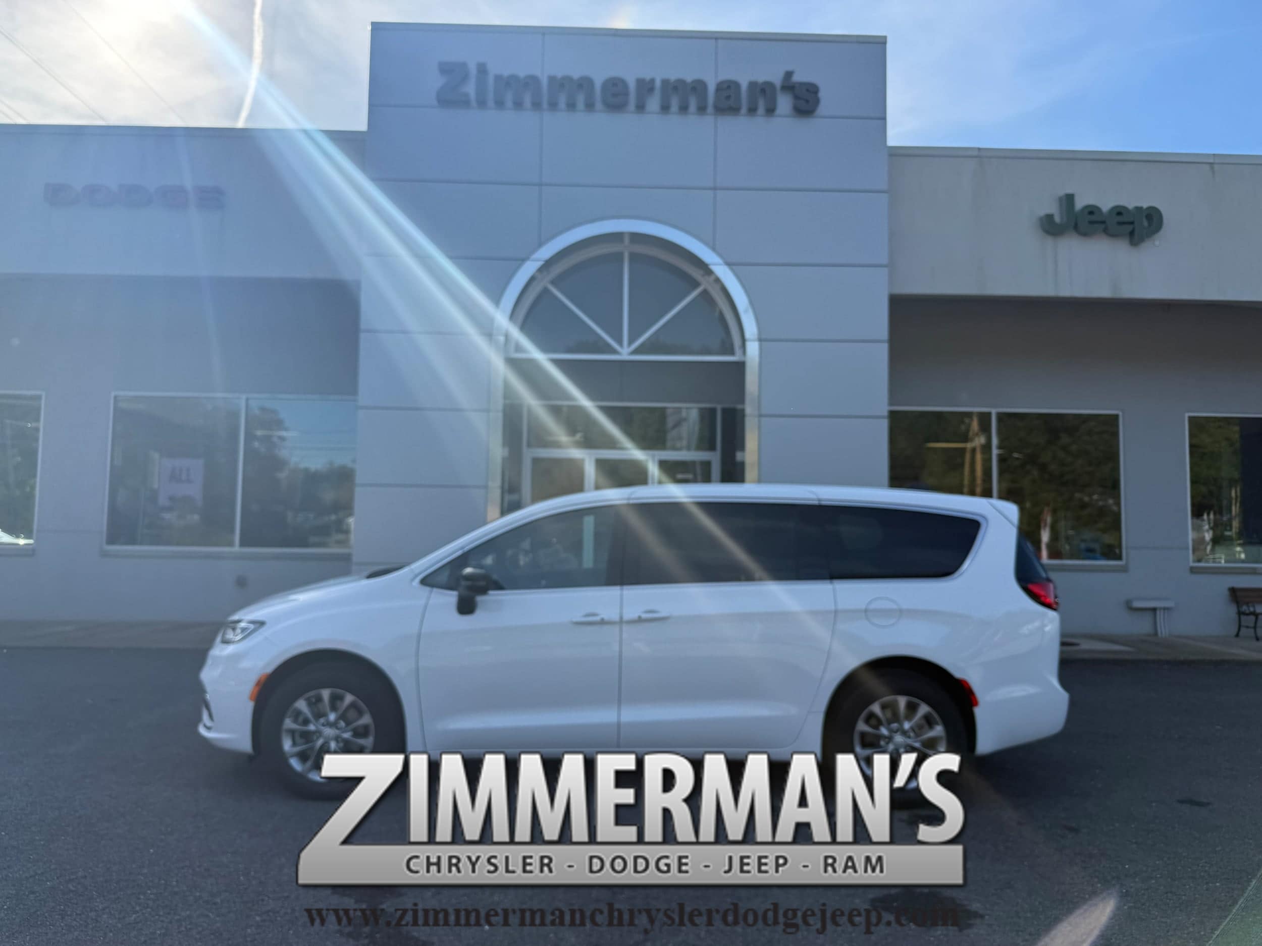 2026 Chrysler Pacifica Select's photo