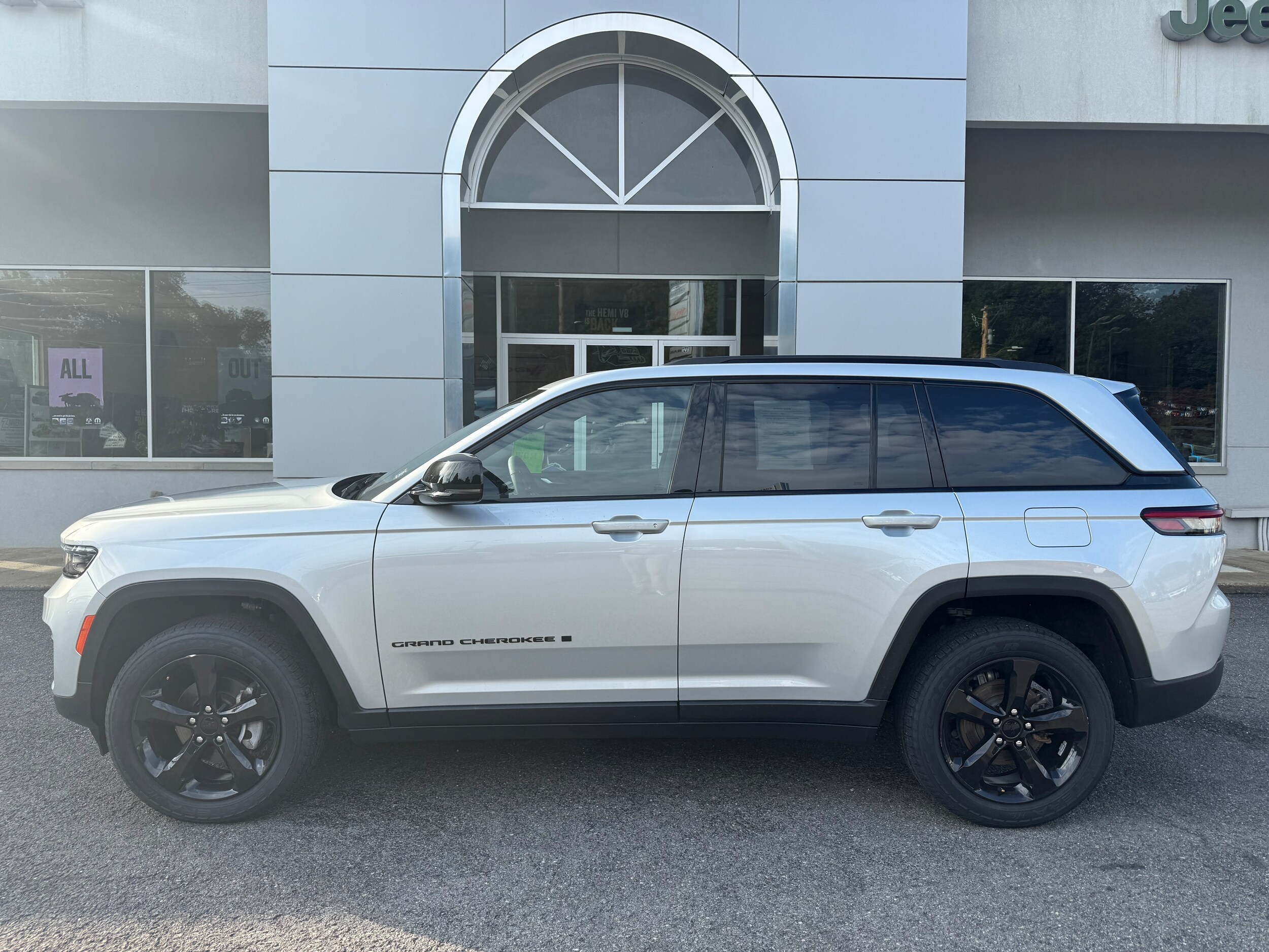 2023 Jeep Grand Cherokee Laredo photo 2