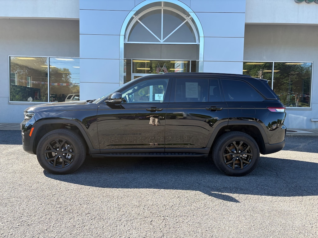 Certified 2025 Jeep Grand Cherokee Laredo SUV