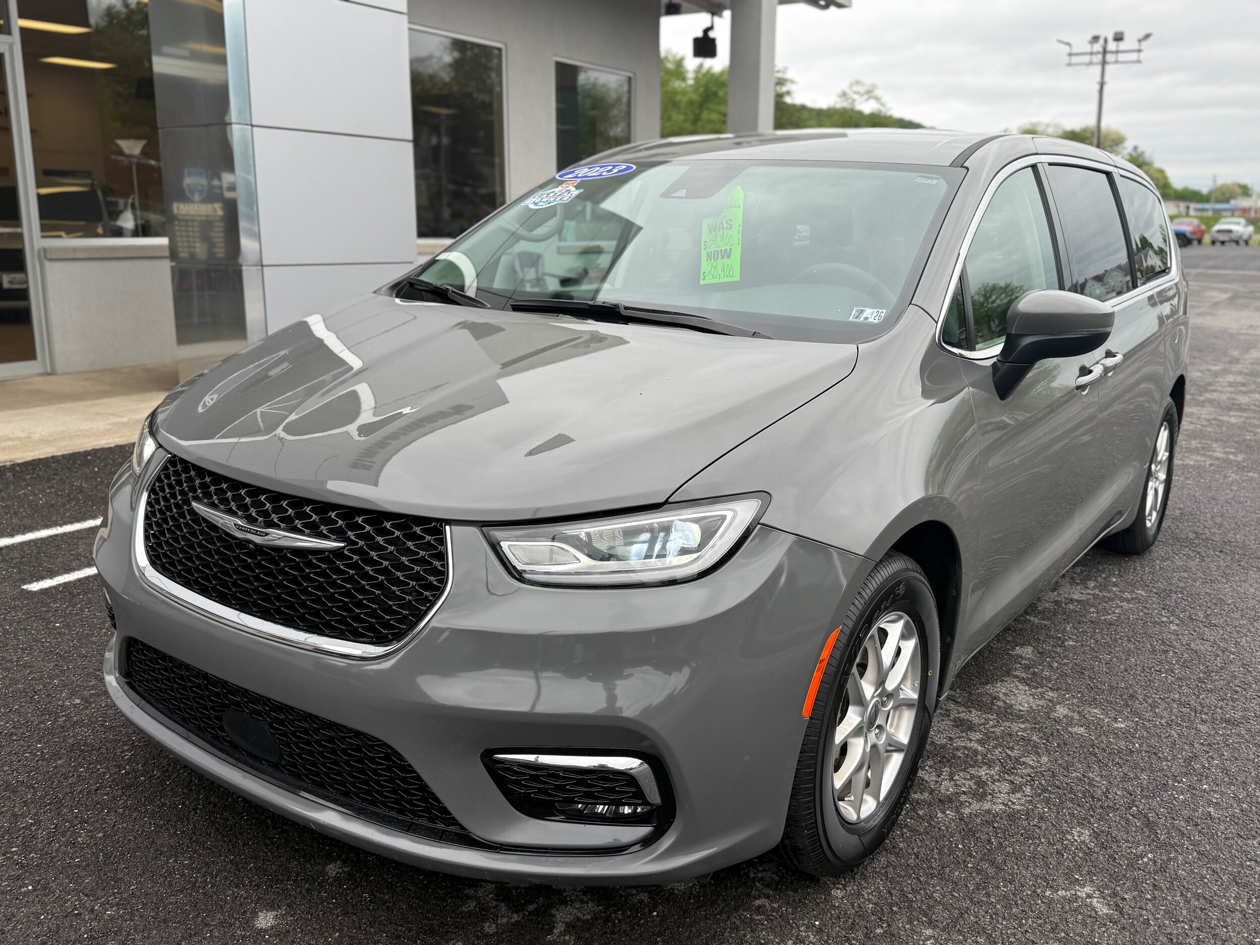 2023 Chrysler Pacifica Touring L photo 3