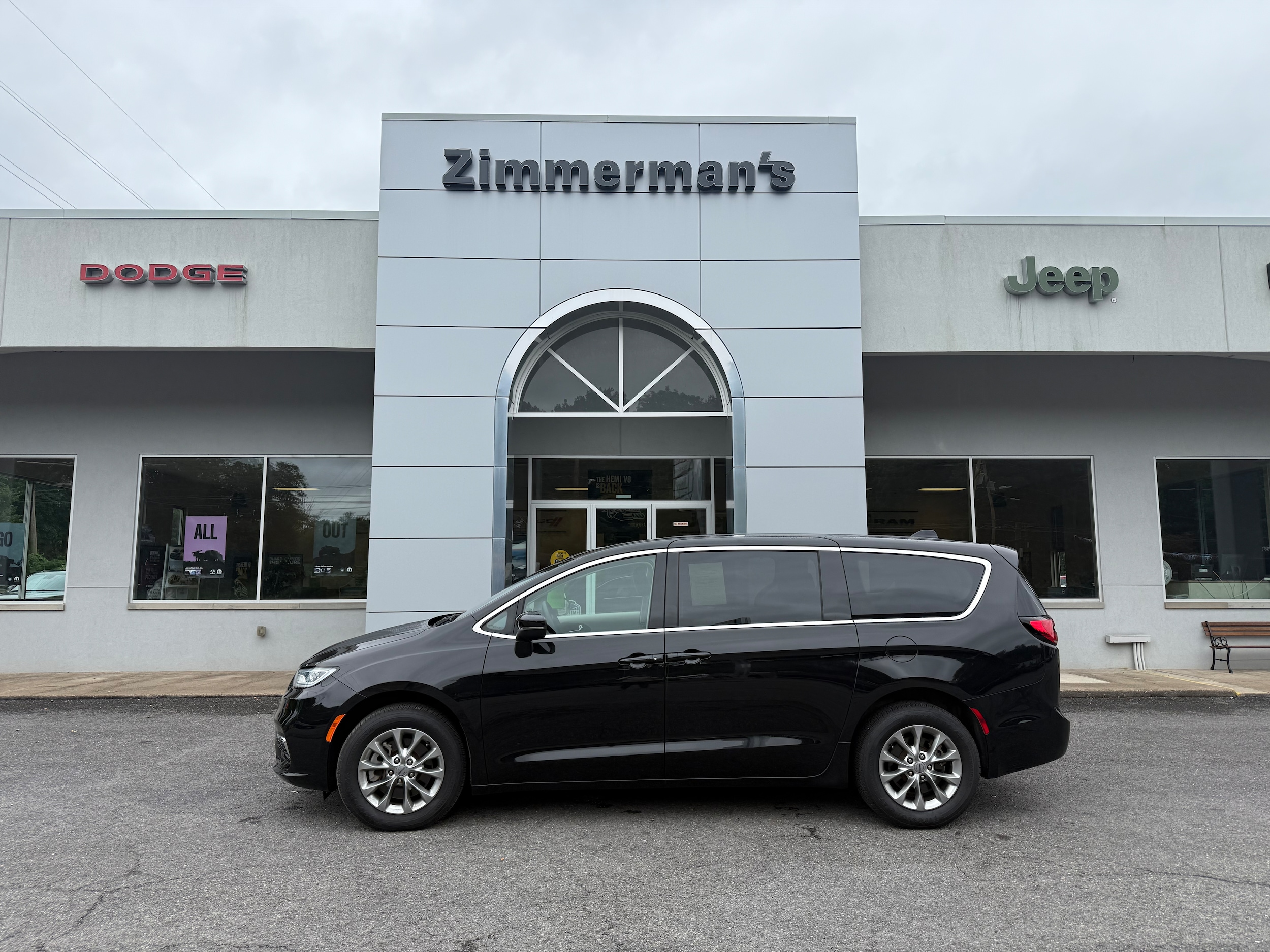 2023 Chrysler Pacifica Touring L photo 2