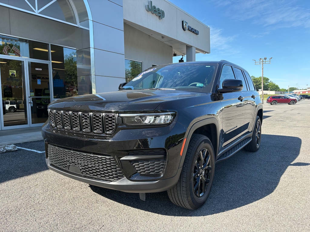 Certified 2025 Jeep Grand Cherokee Laredo SUV