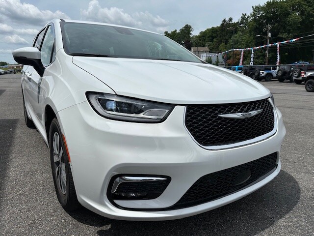 2023 Chrysler Pacifica Touring L photo 4