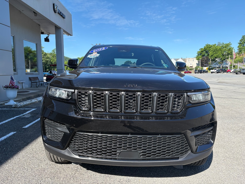 Certified 2025 Jeep Grand Cherokee Laredo SUV
