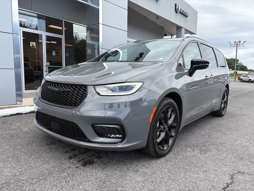 Certified 2025 Chrysler Pacifica Limited Van Passenger Van
