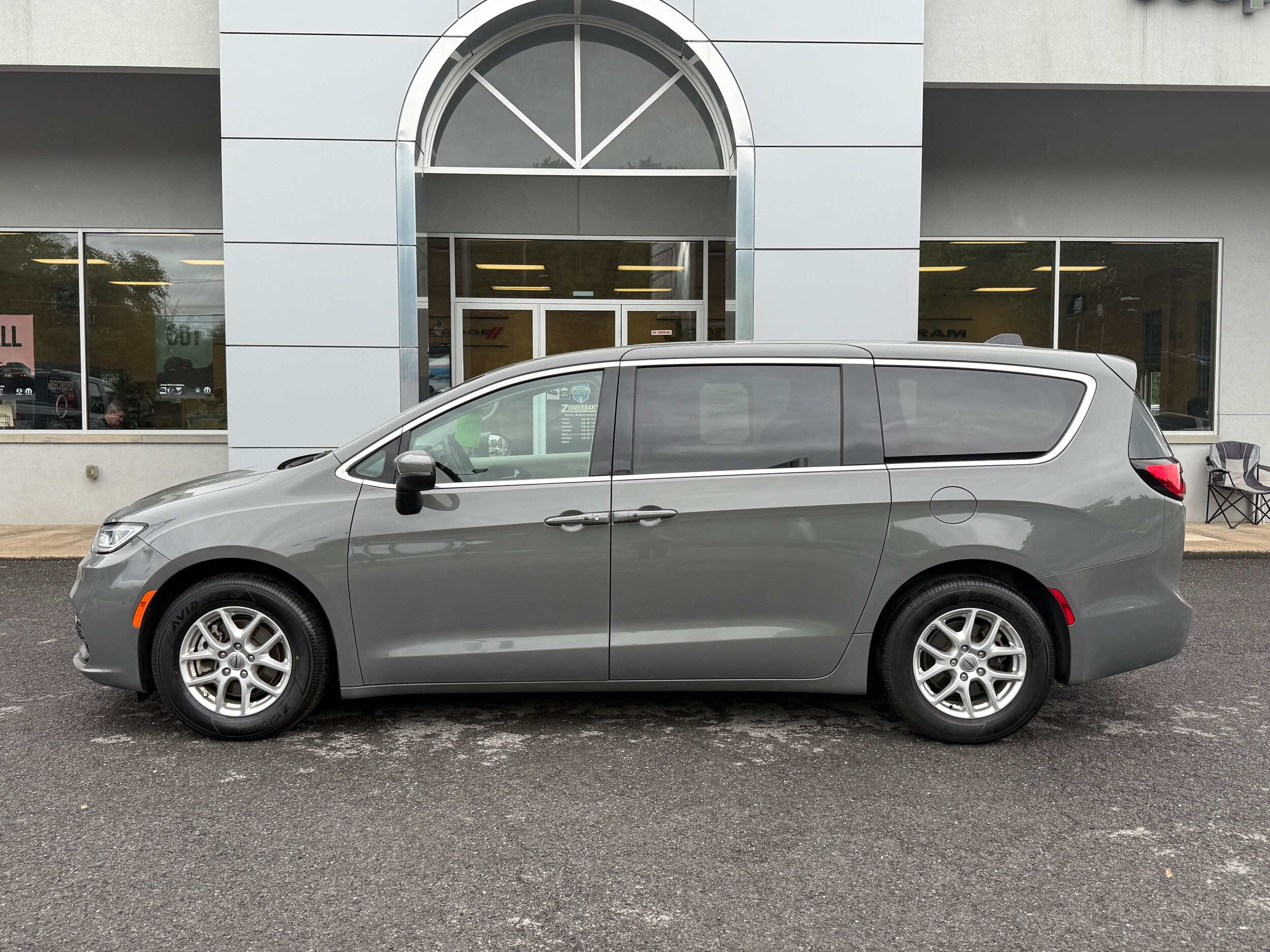 2023 Chrysler Pacifica Touring L photo 2