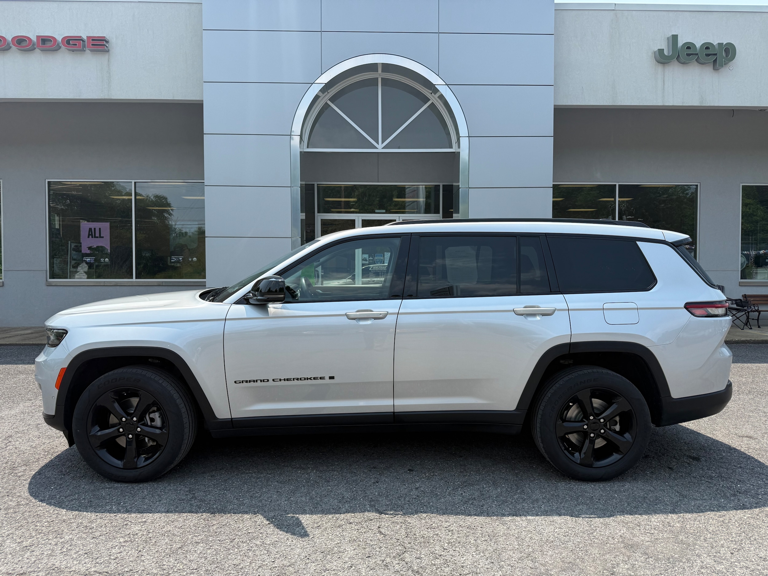 2022 Jeep Grand Cherokee Limited photo 2