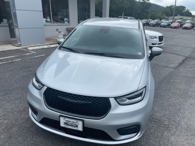 2023 Chrysler Pacifica Hybrid Touring L's photo