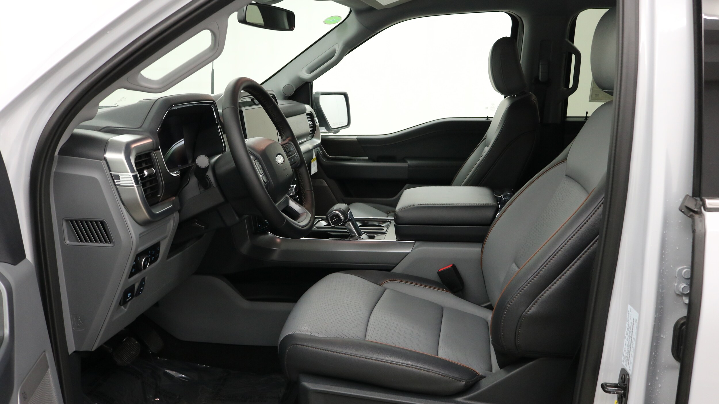 2025 Ford F-150 Lariat photo 2