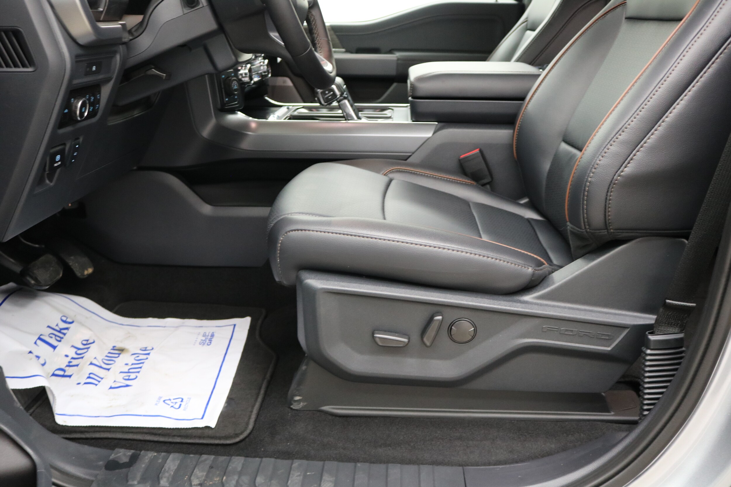 2025 Ford F-150 Lariat photo 3