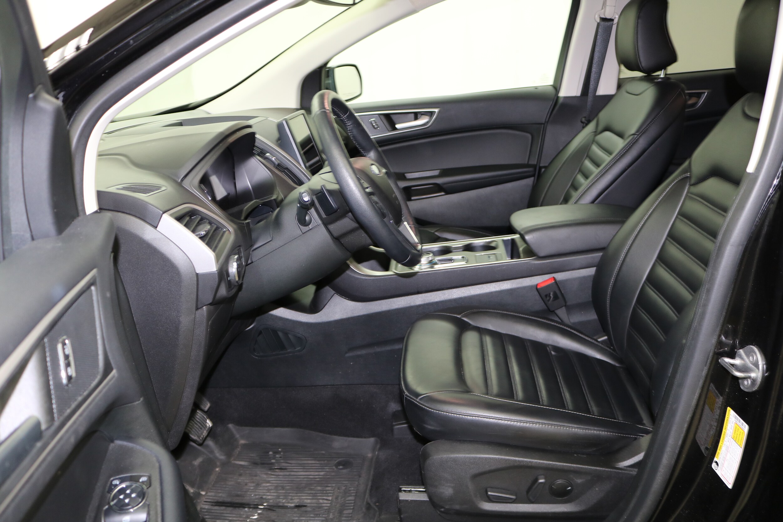 2023 Ford Edge SEL photo 2
