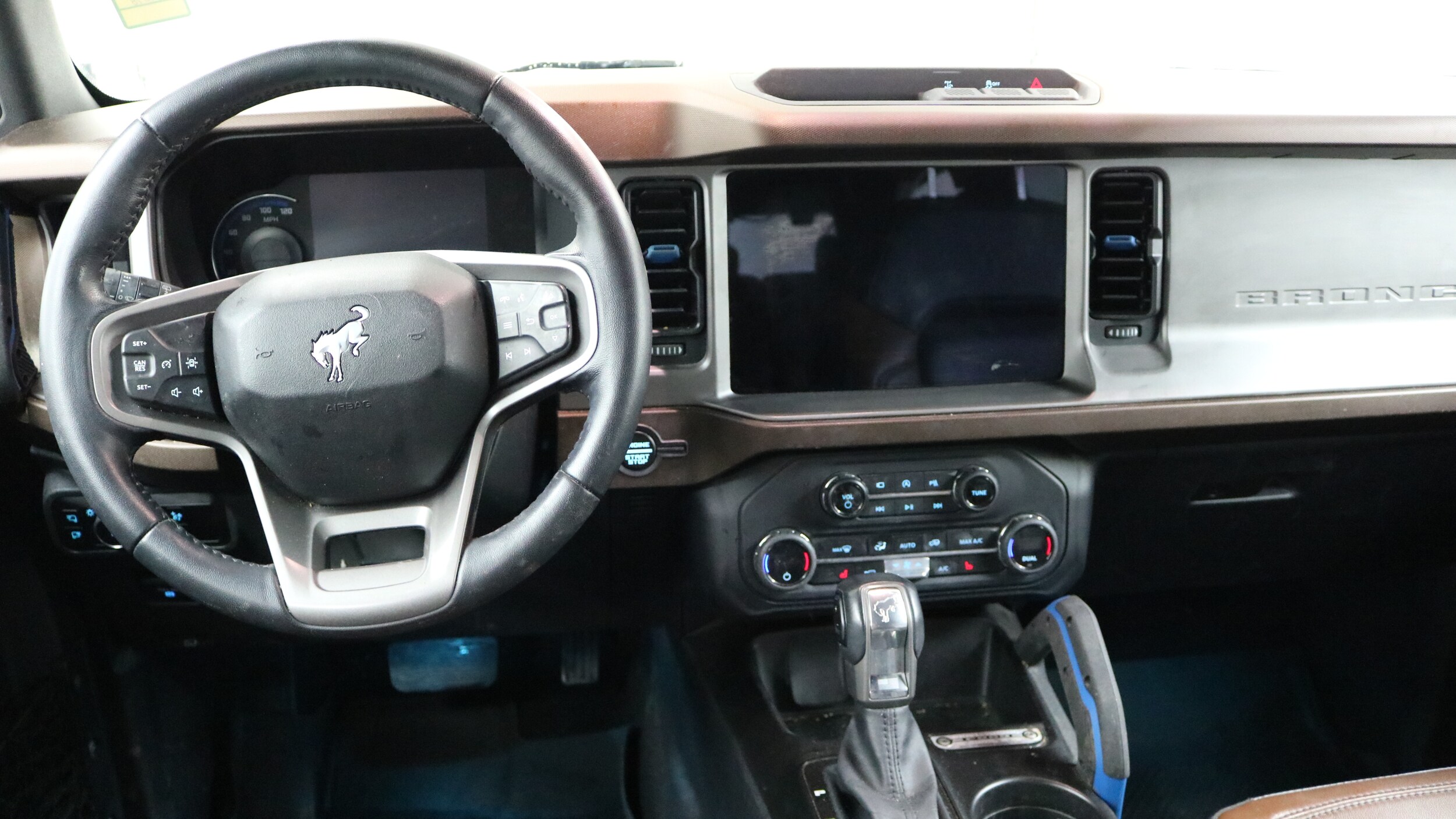 2023 Ford Bronco Outer Banks photo 2