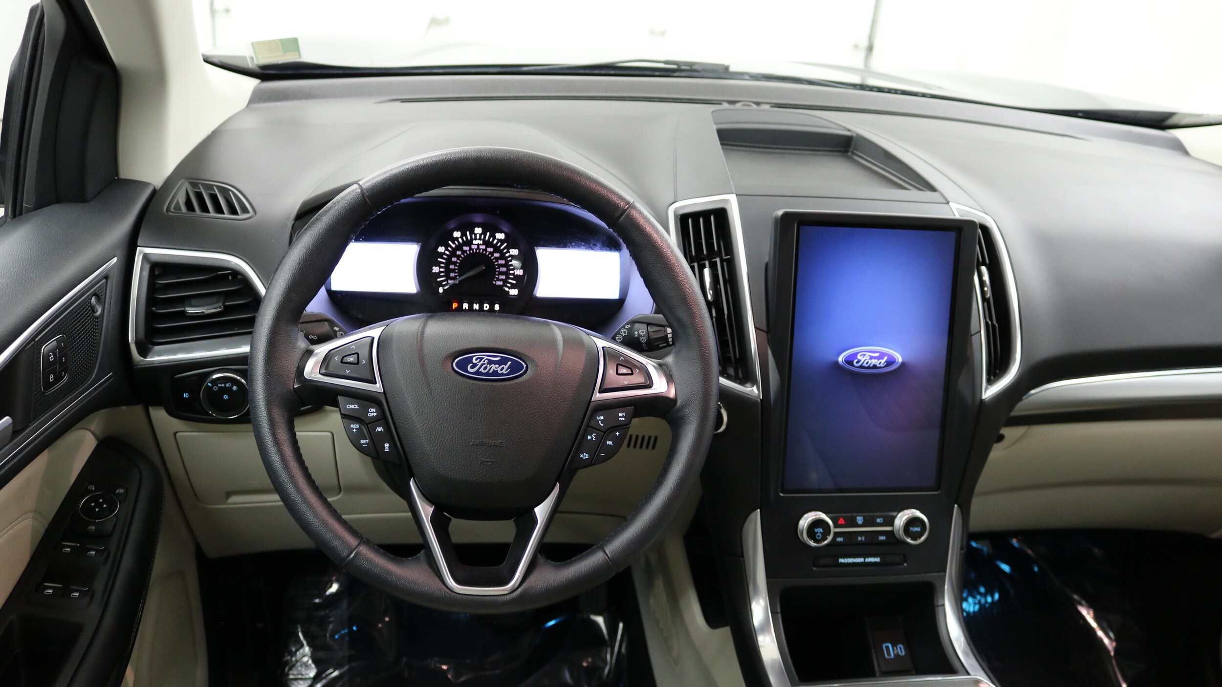 2024 Ford Edge Titanium photo 4