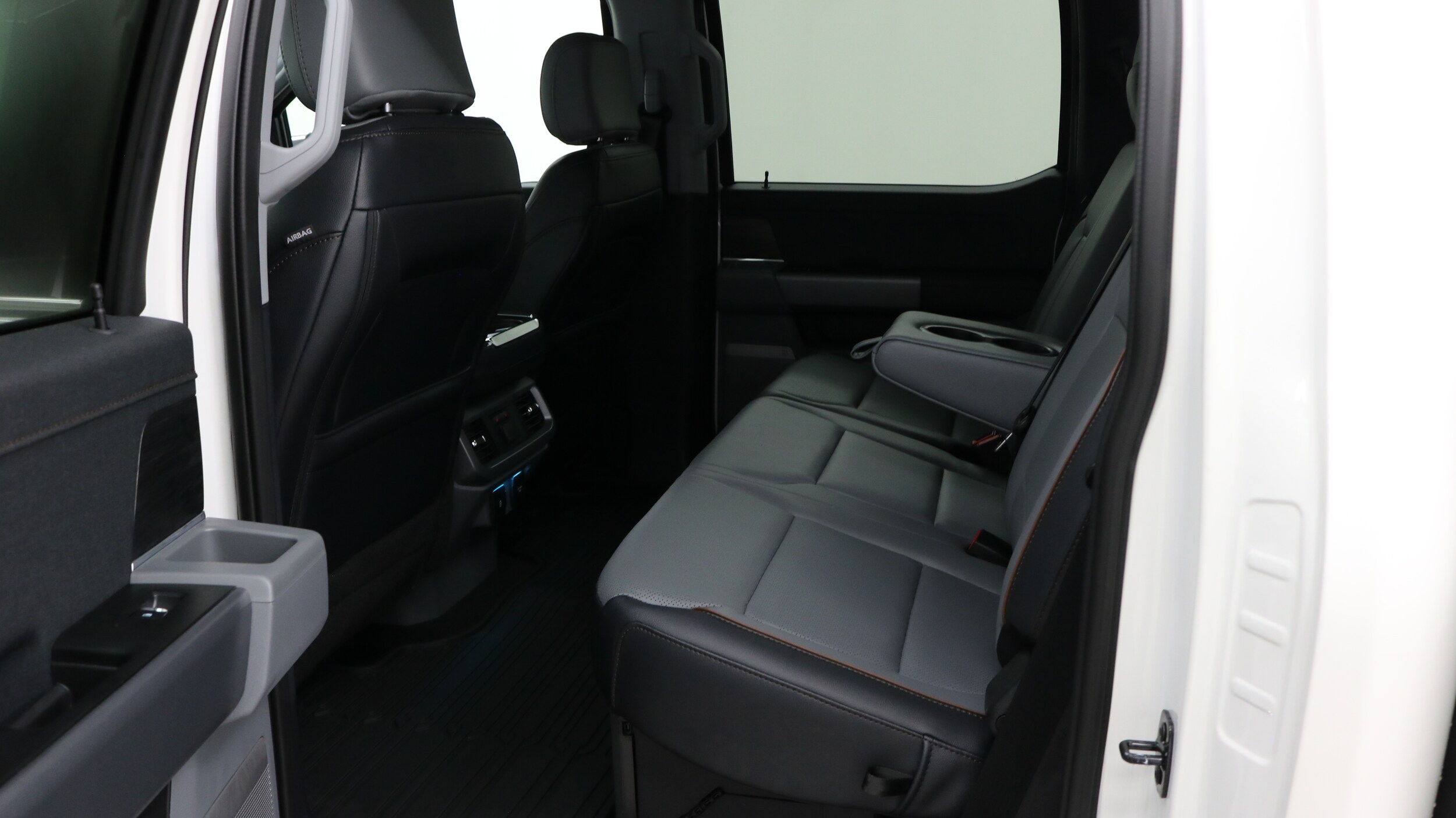 2025 Ford F-150 Lariat photo 2