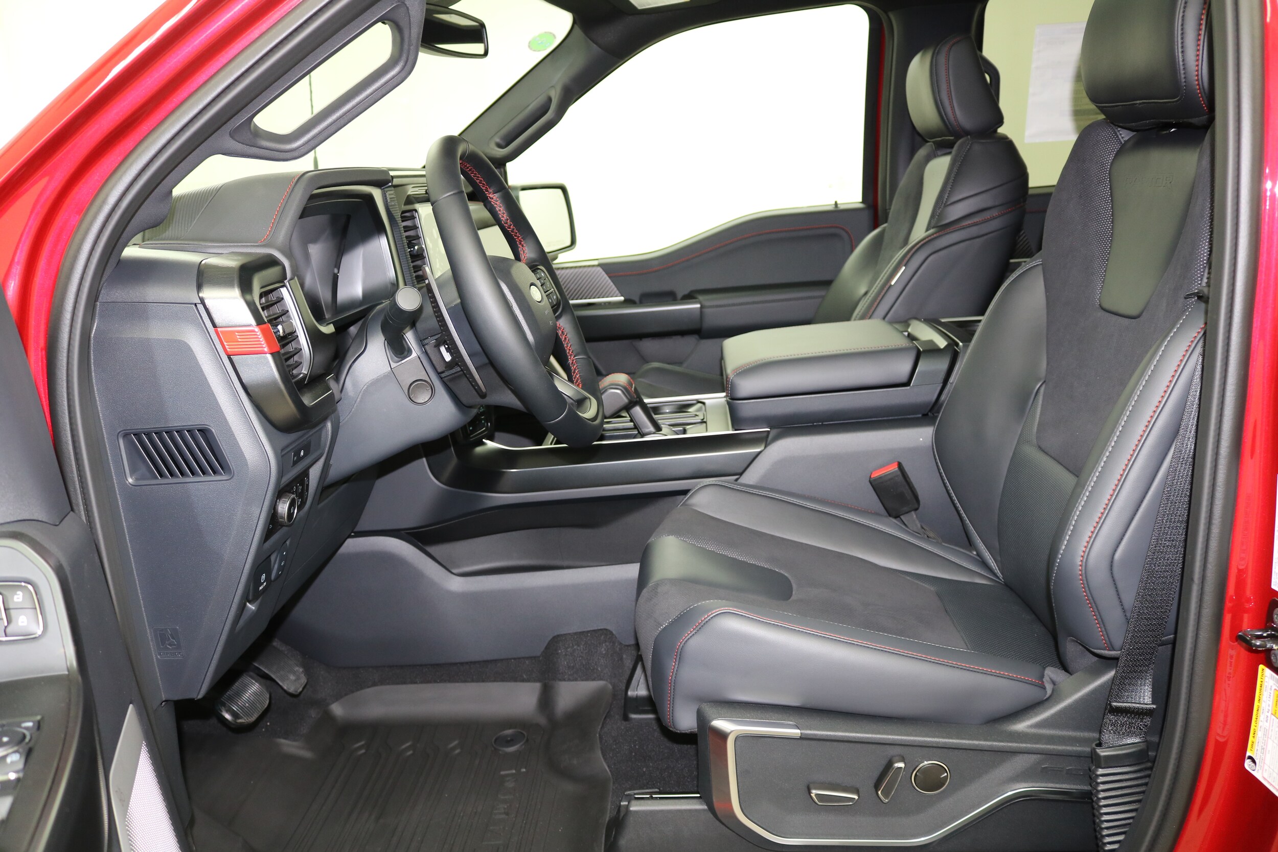 2025 Ford F-150 Raptor photo 2