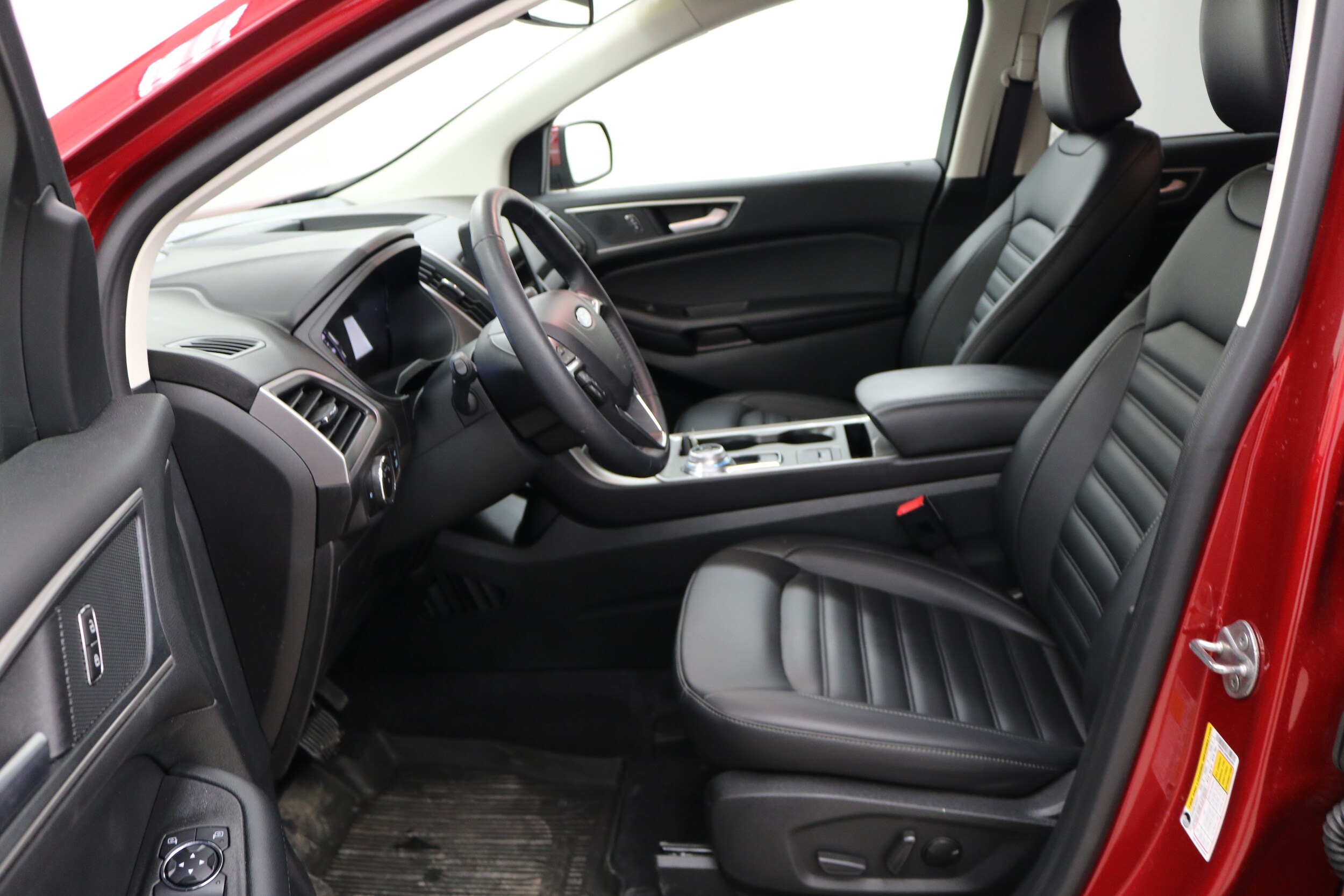 2024 Ford Edge SEL photo 2