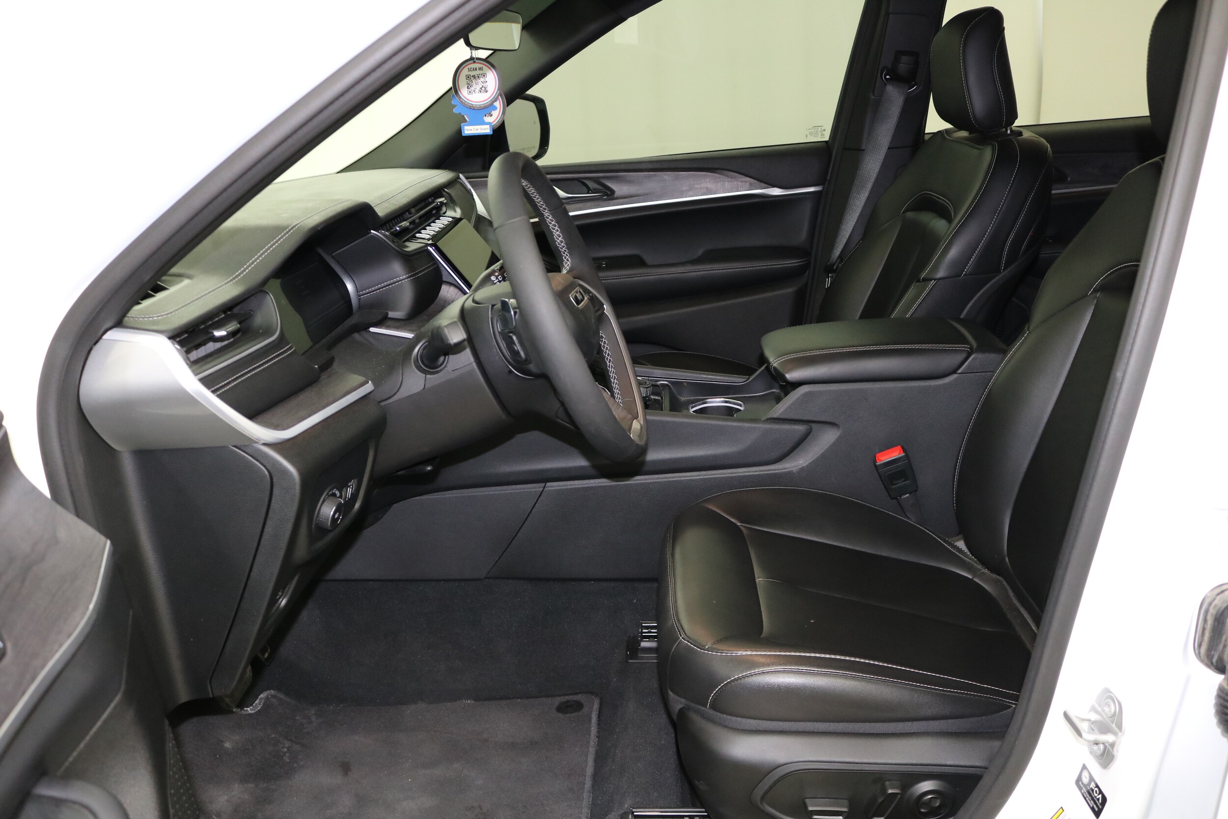 2025 Jeep Grand Cherokee Limited photo 2