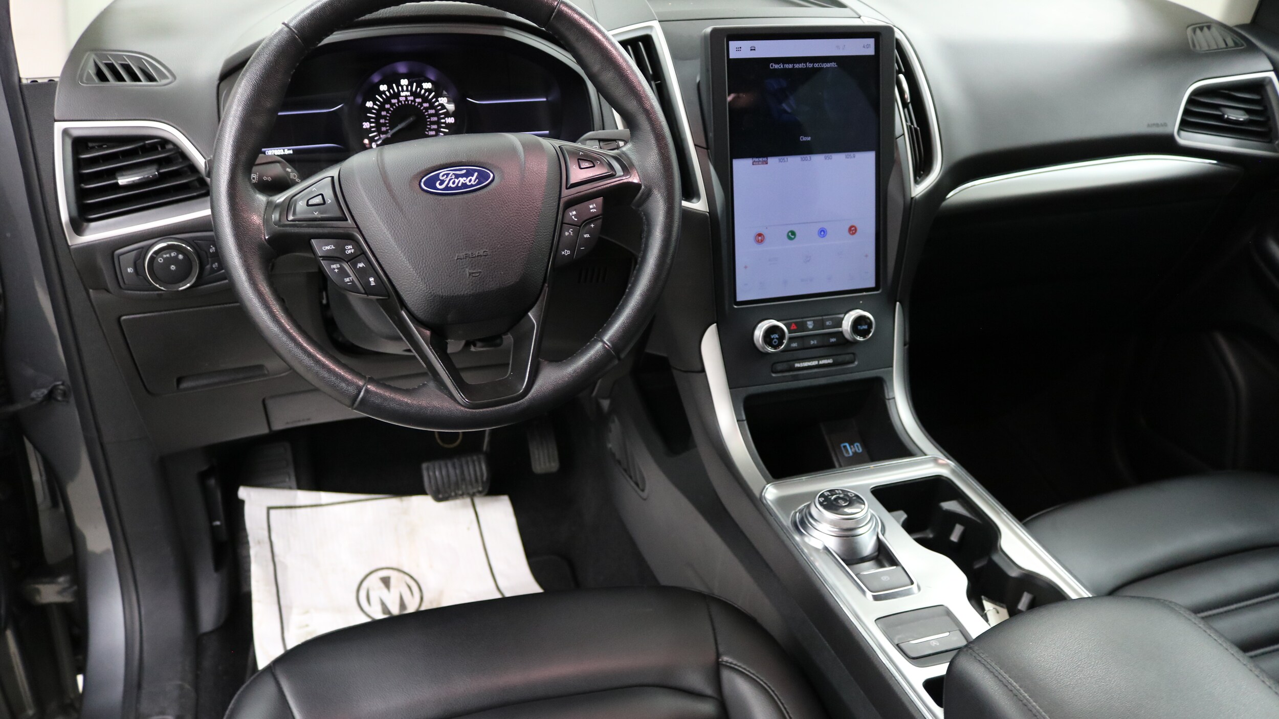 2022 Ford Edge SEL photo 2