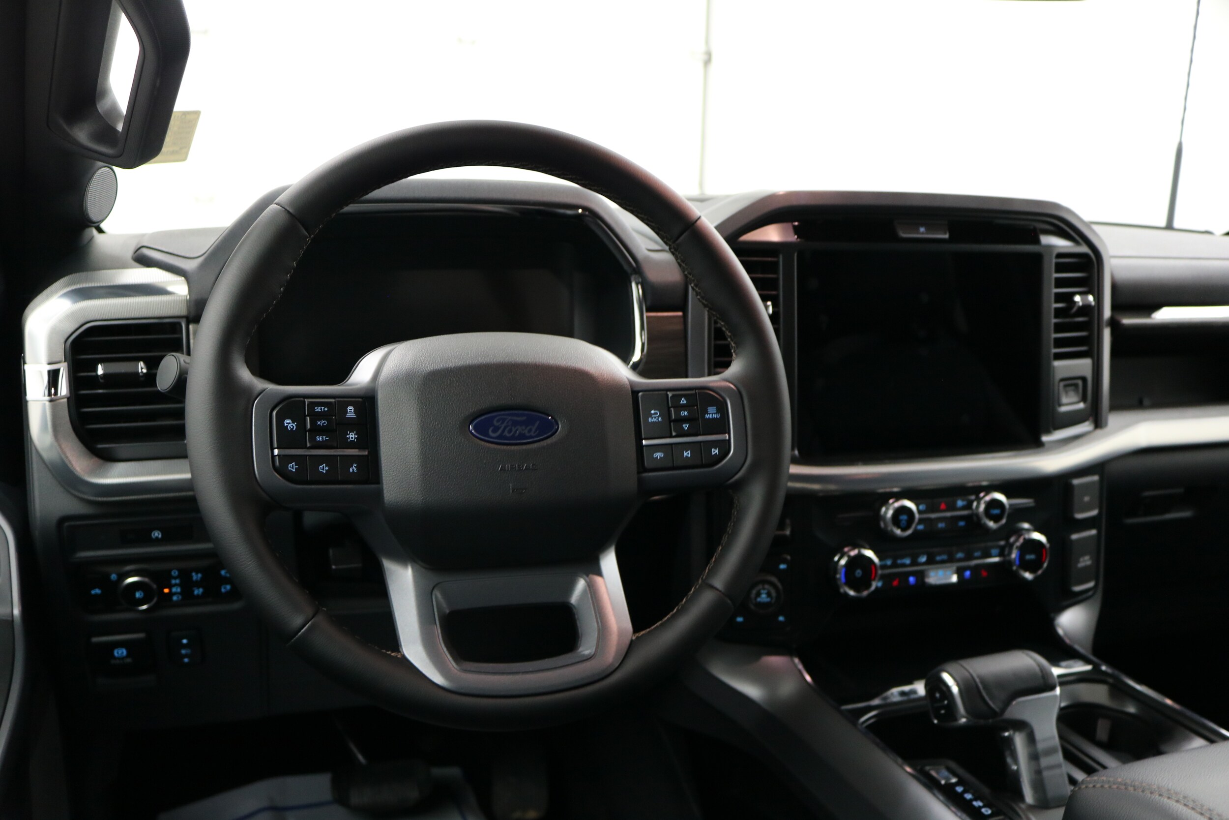 2025 Ford F-150 Lariat photo 2