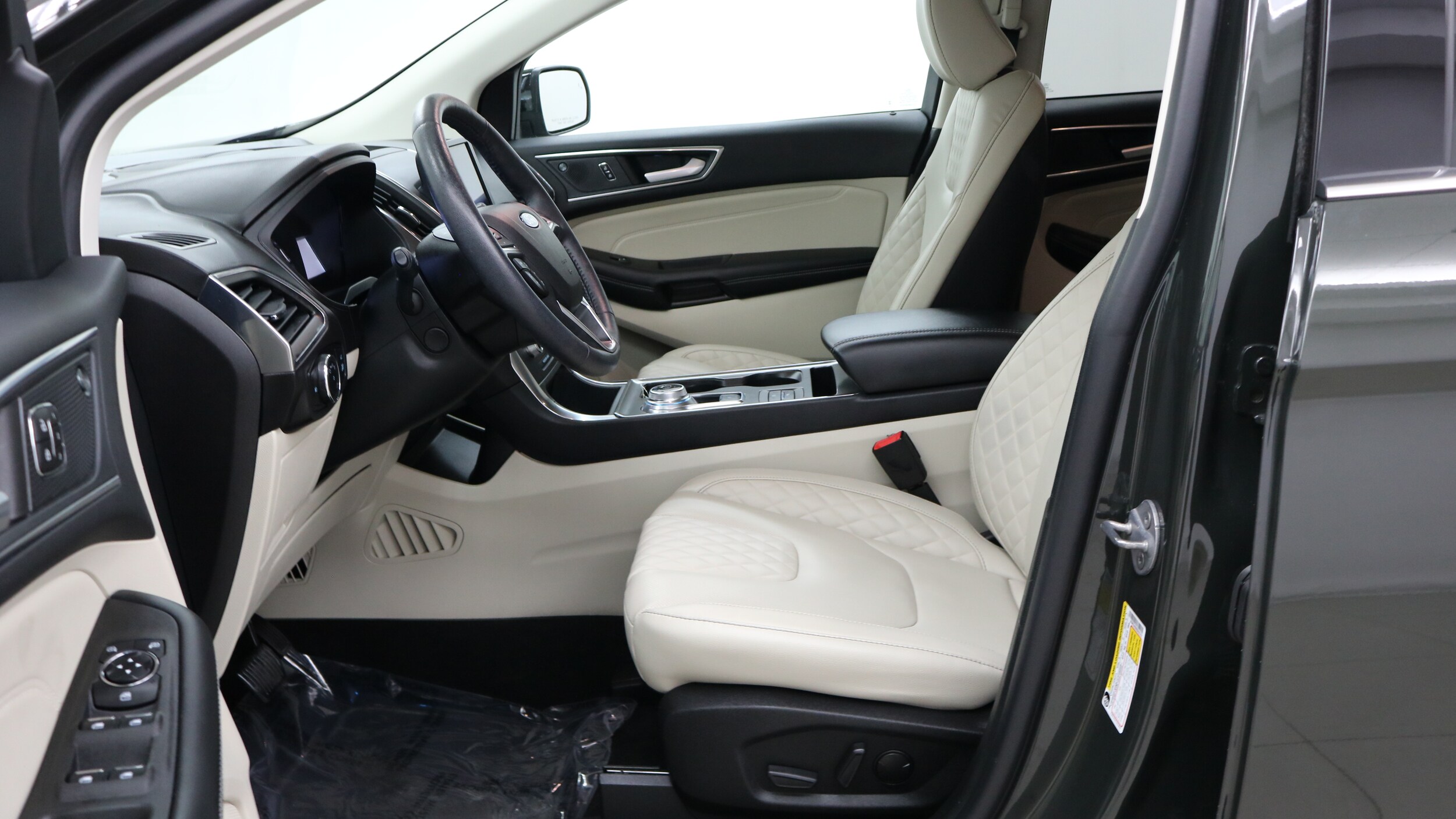 2024 Ford Edge Titanium photo 2