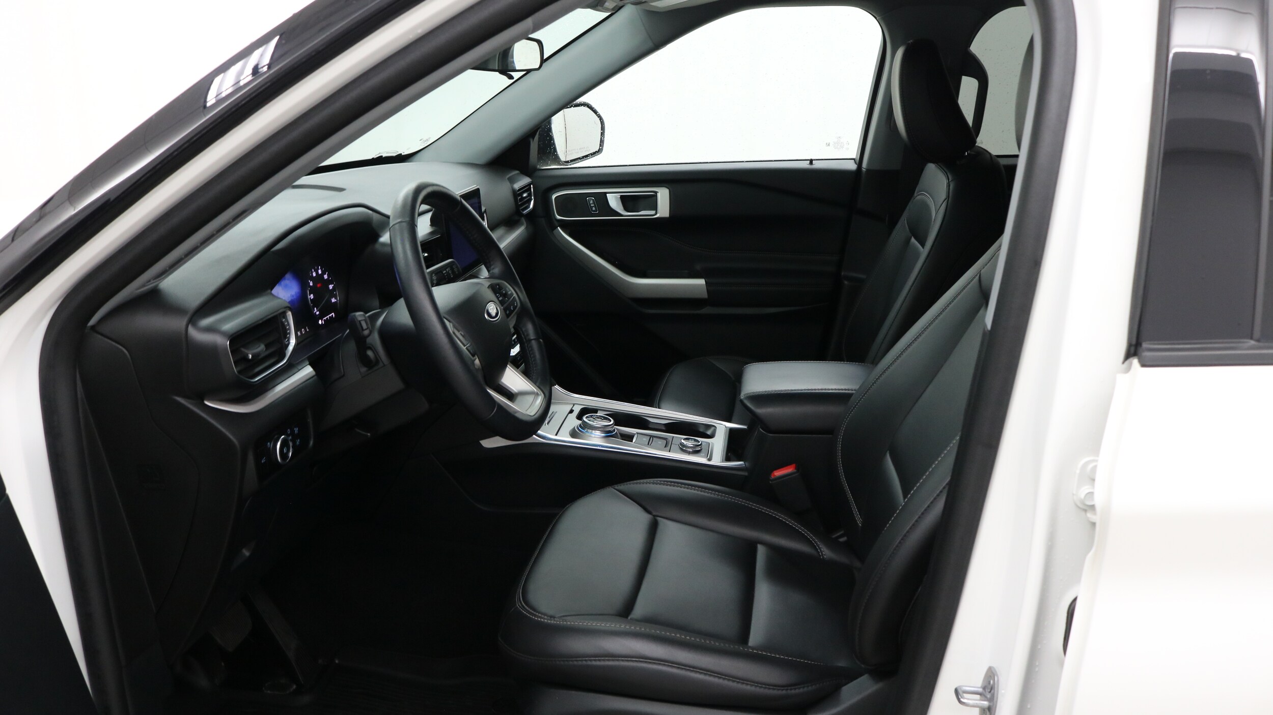 2023 Ford Explorer XLT photo 2