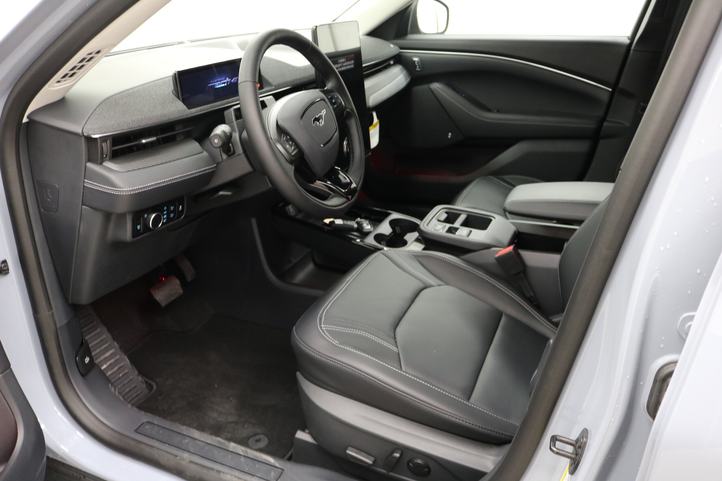 2025 Ford Mustang Mach-E Premium photo 3