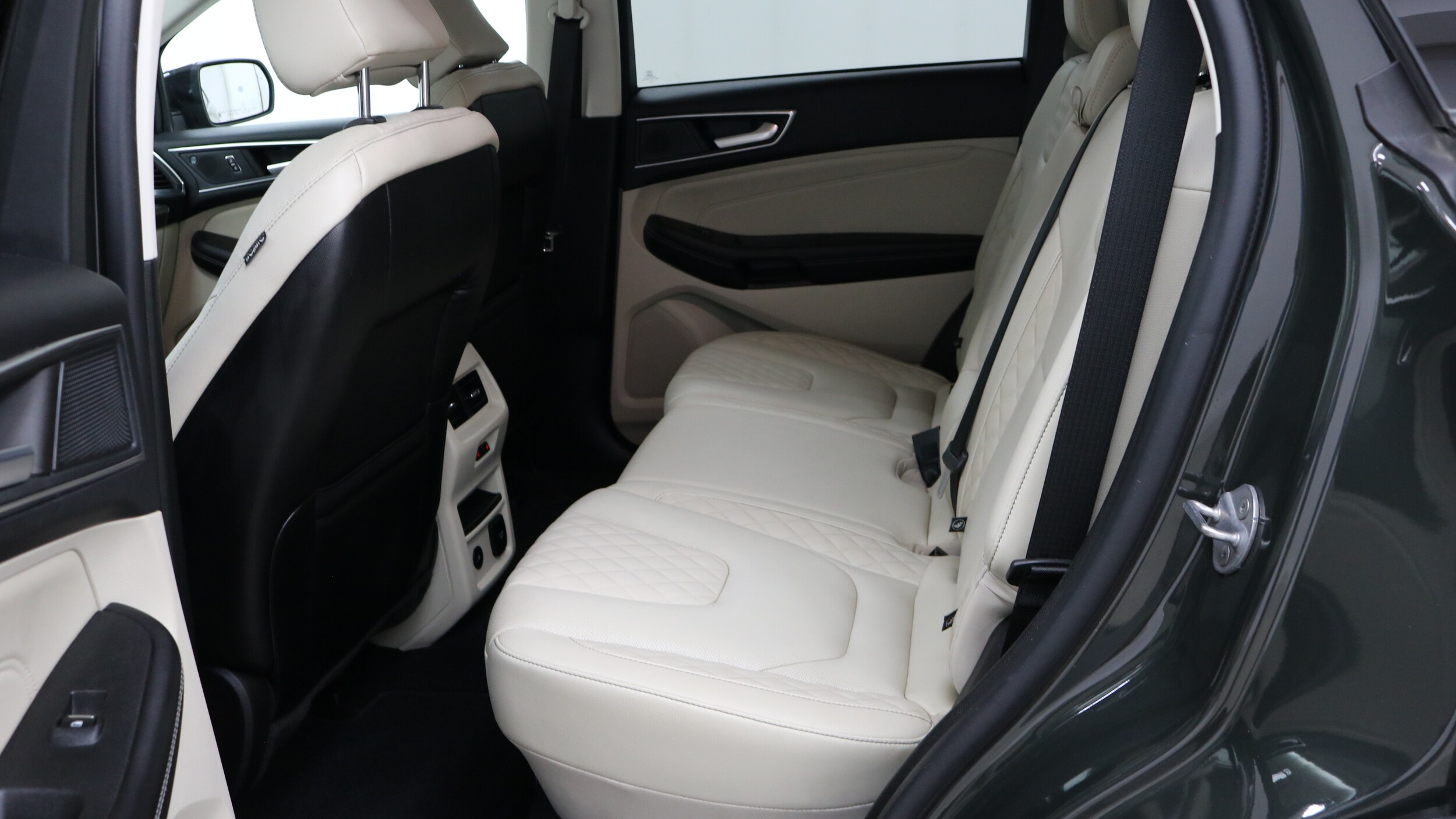 2024 Ford Edge Titanium photo 3