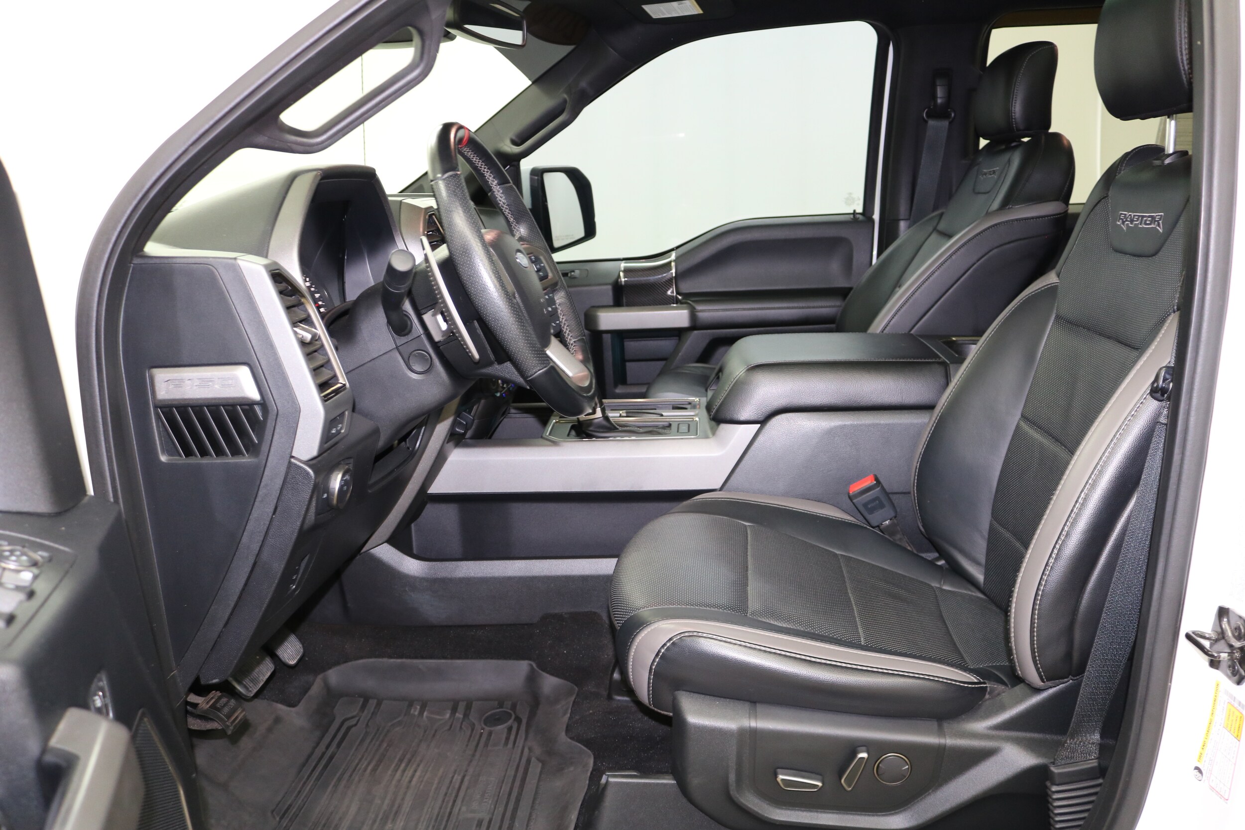 2018 Ford F-150 Raptor photo 2