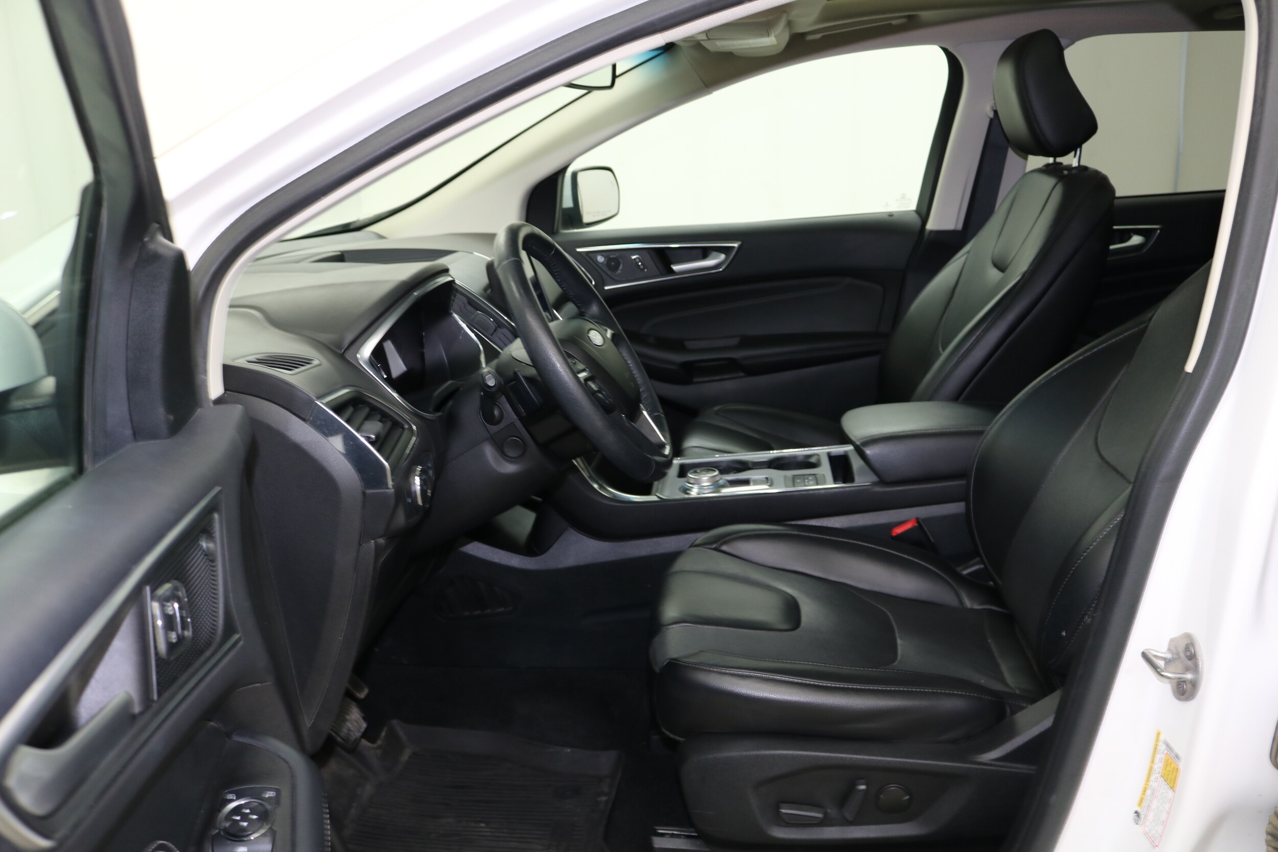 2021 Ford Edge Titanium photo 2