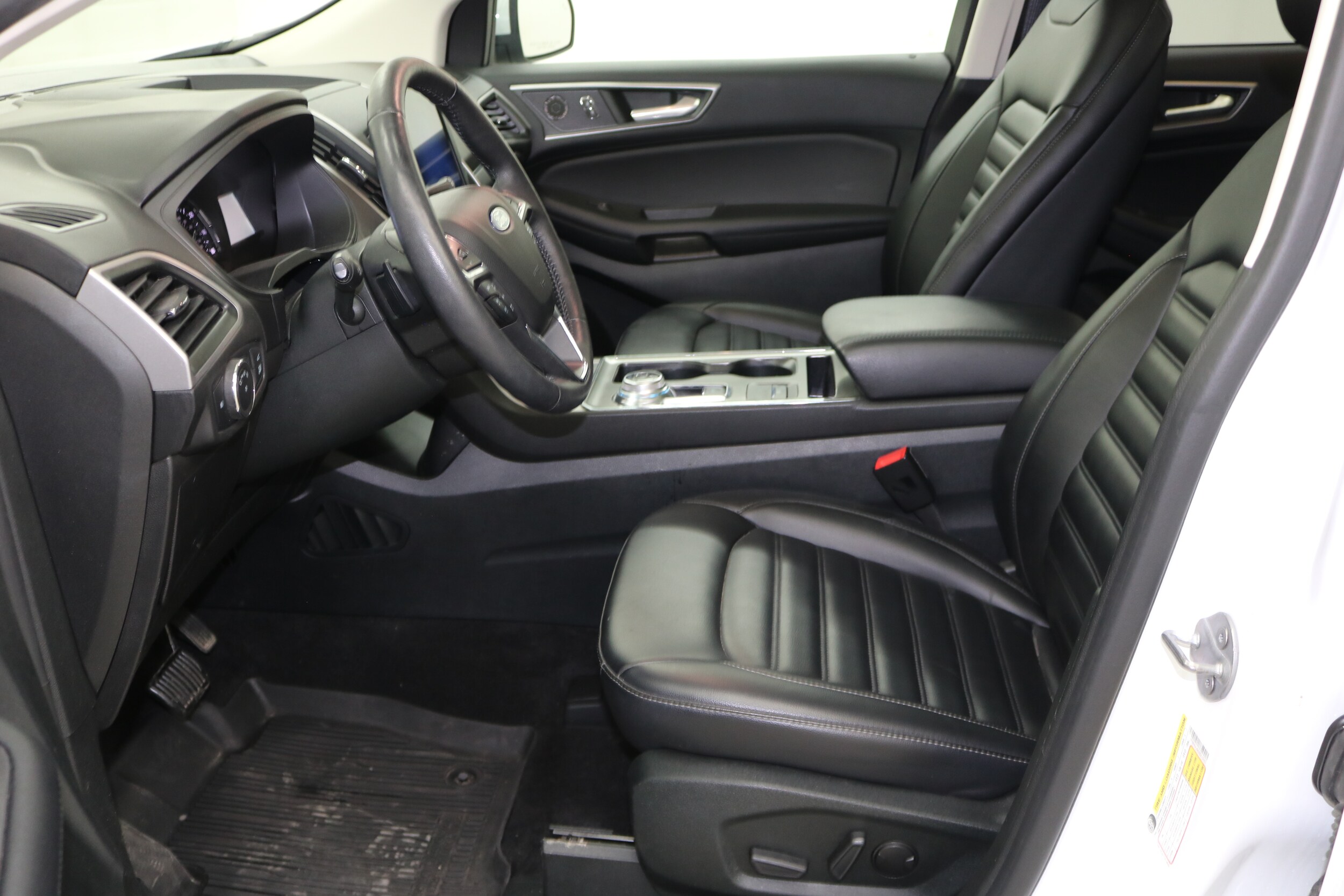 2022 Ford Edge SEL photo 2