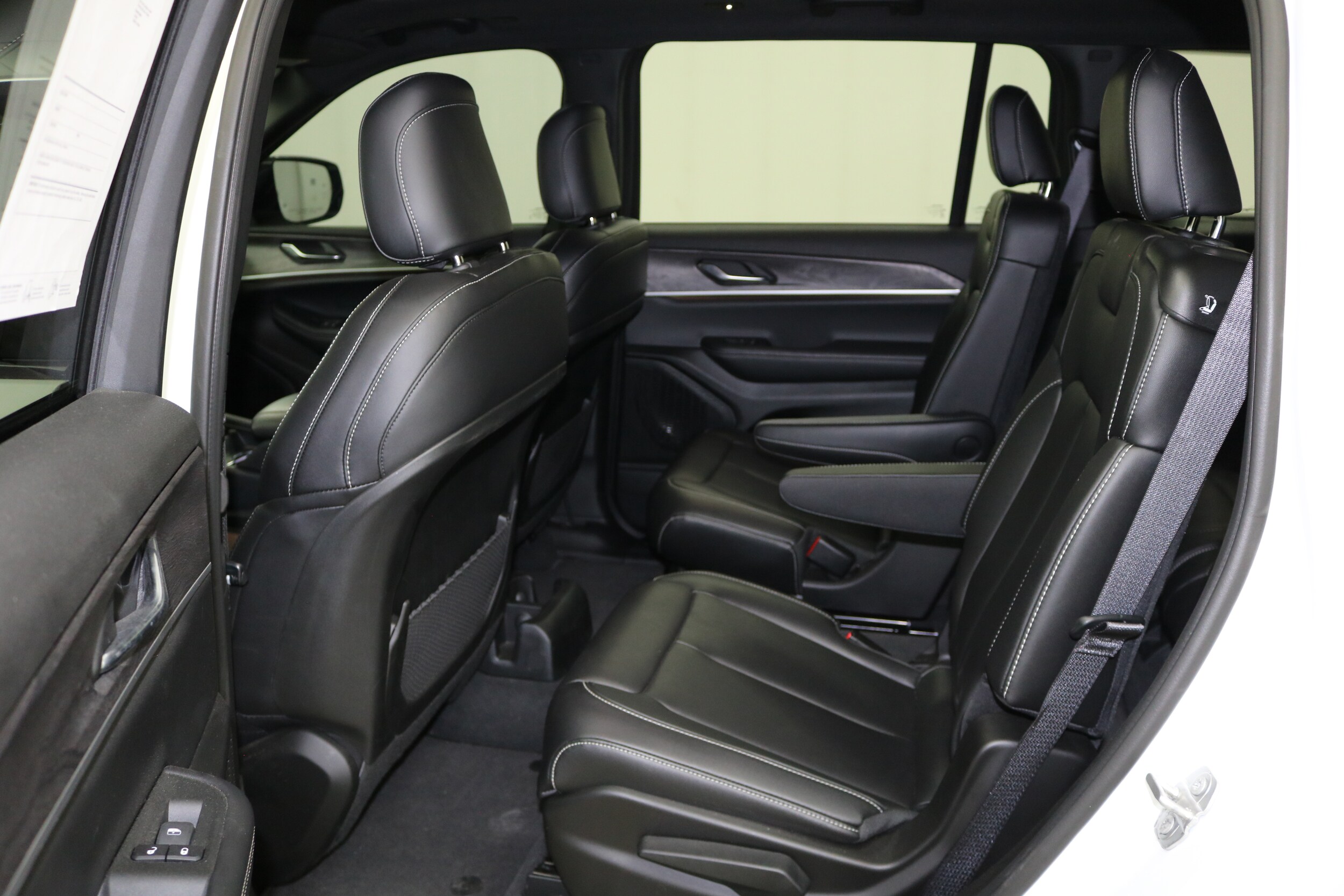 2025 Jeep Grand Cherokee Limited photo 3