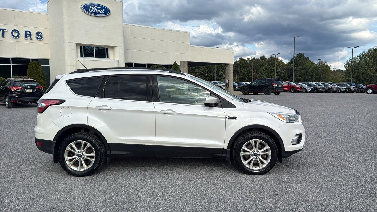Used 2017 Ford Escape SE with VIN 1FMCU9G9XHUD07346 for sale in Greencastle, PA