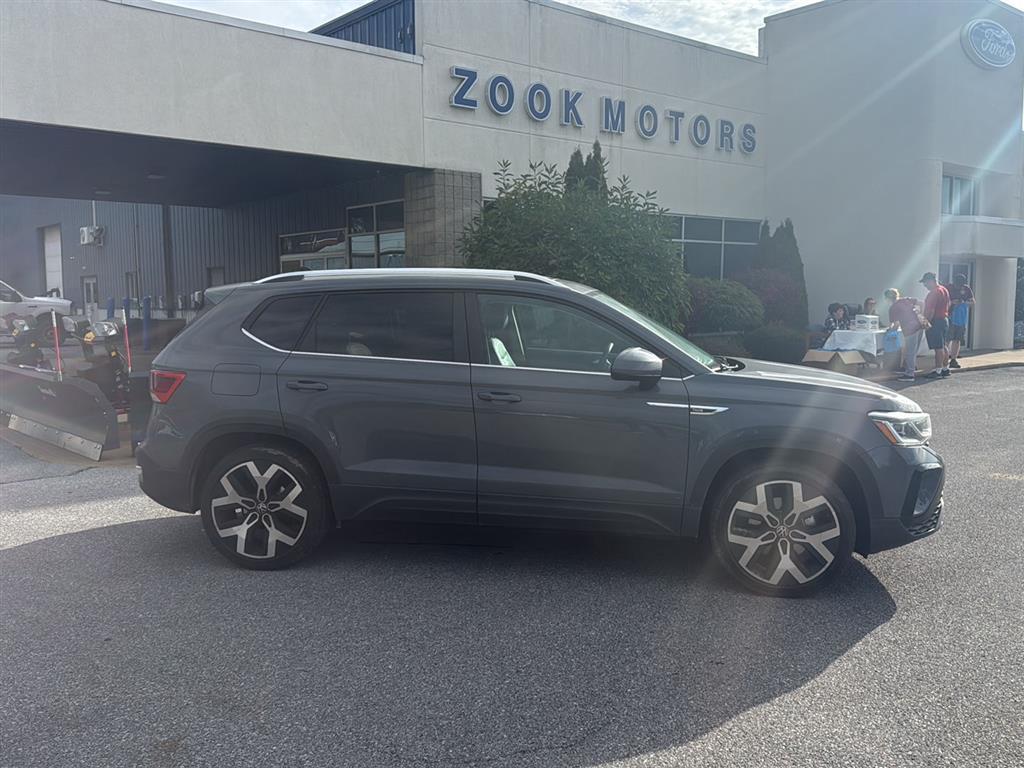 2022 Volkswagen Taos SEL photo 2
