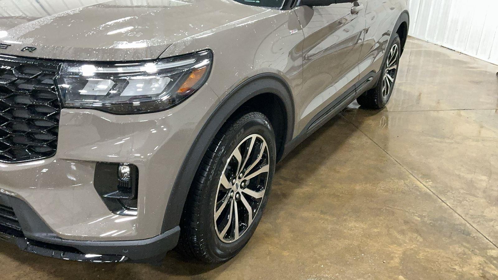 2026 Ford Explorer ST-LINE's photo