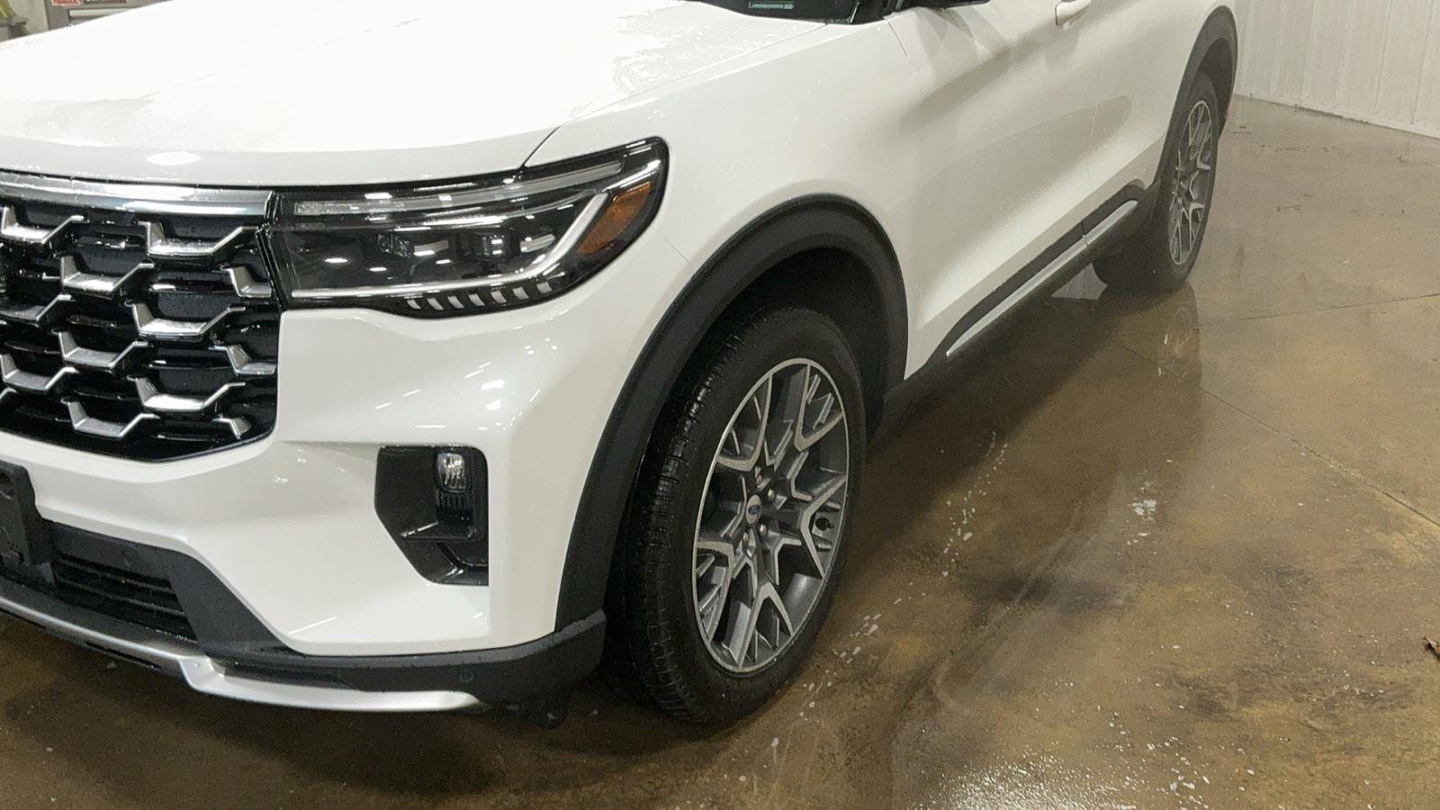 2025 Ford Explorer Platinum's photo