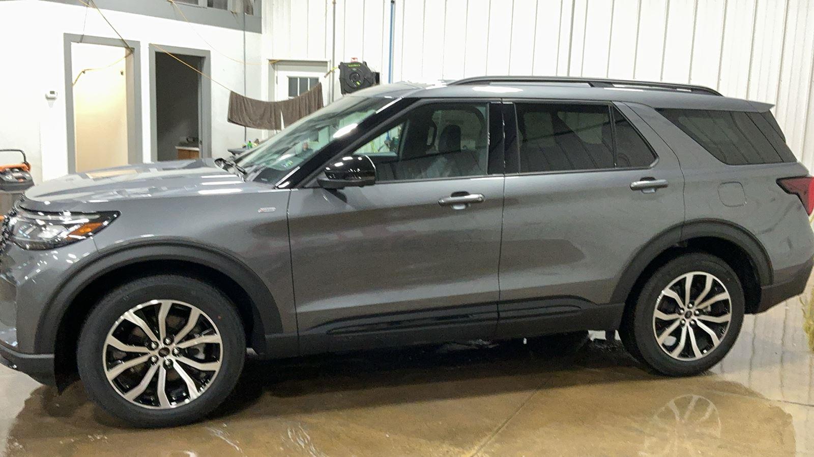 2025 Ford Explorer ST-Line photo 3