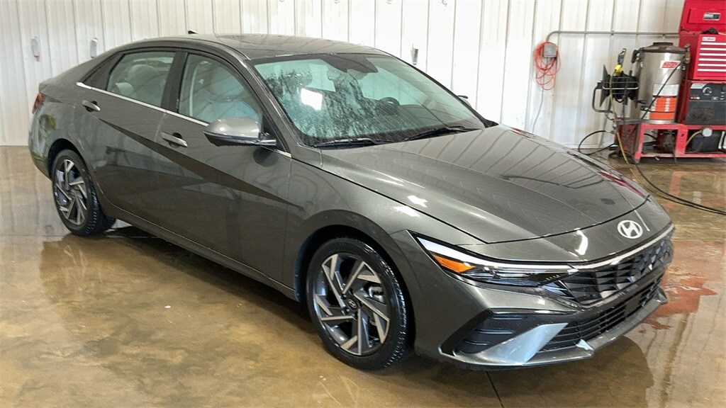2024 Hyundai Elantra Limited photo 3