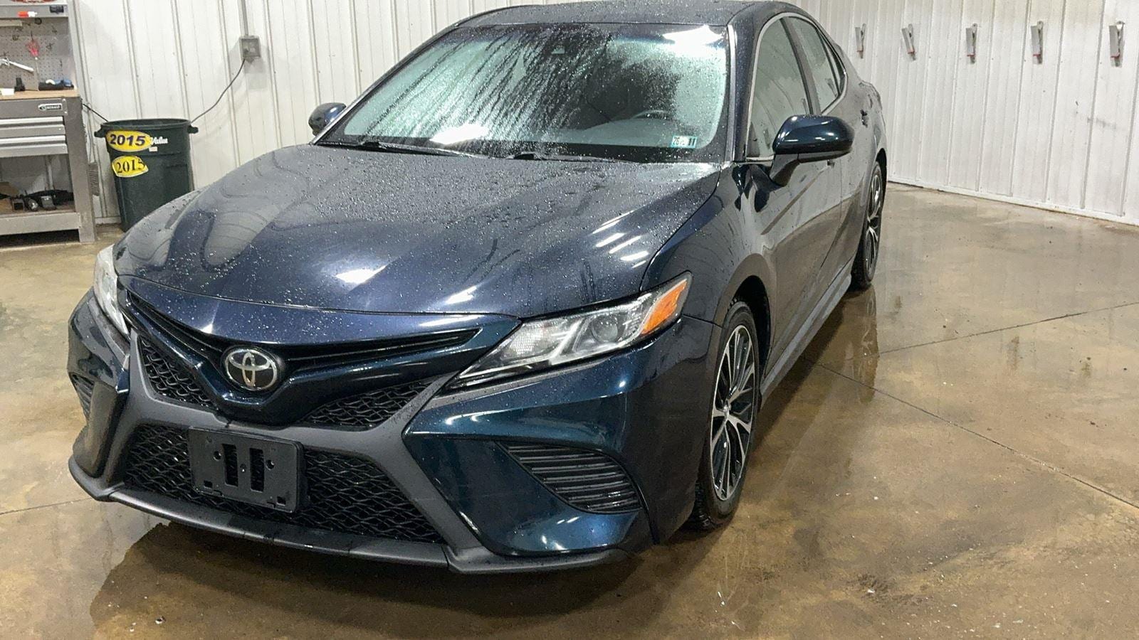2018 Toyota Camry SE's photo