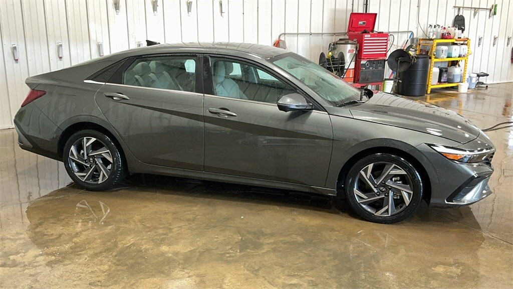 2024 Hyundai Elantra Limited photo 4