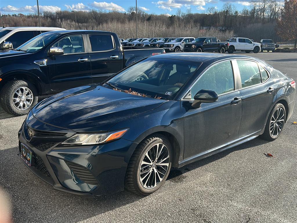 2018 Toyota Camry SE photo 2
