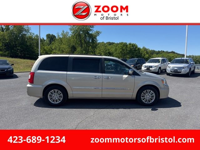 2012 Chrysler Town & Country Touring-L's photo